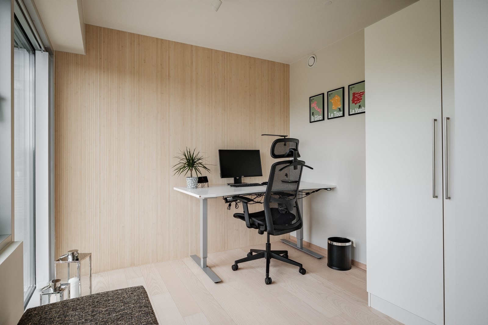 Soverom 2 er innredet som kontor med skrivebord og skap. Galleribilde