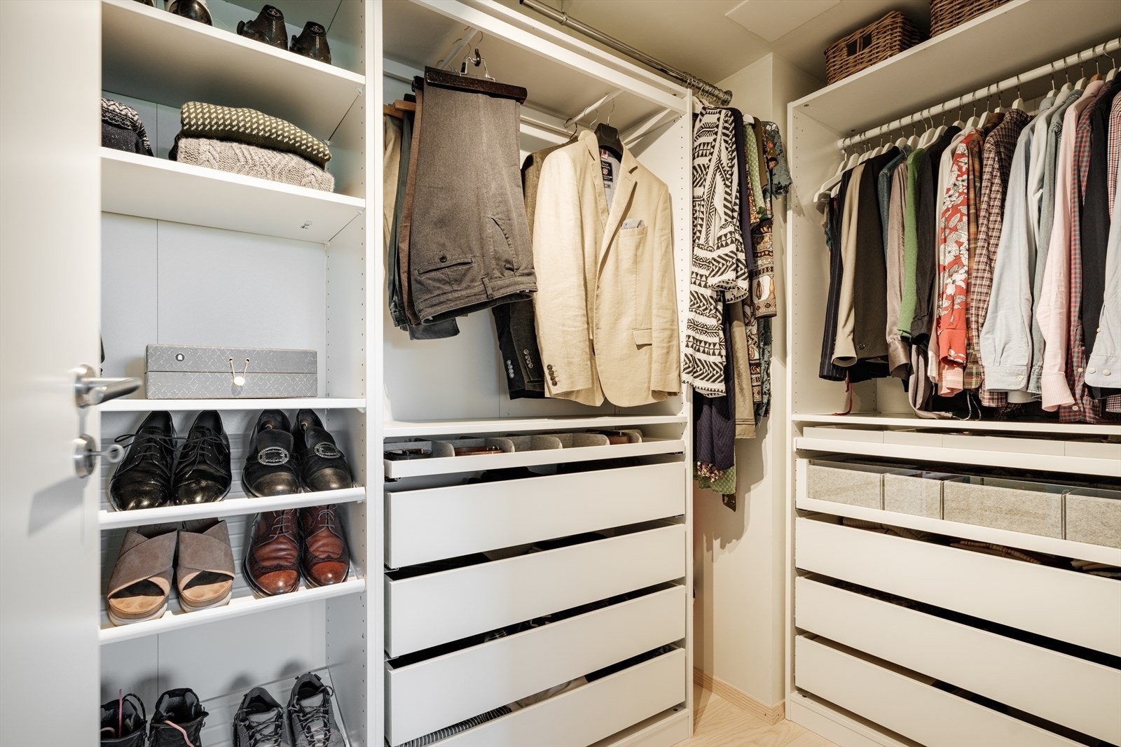 Rommet har også direkte adkomst til bod som er innredet som walk-in-closet. Galleribilde