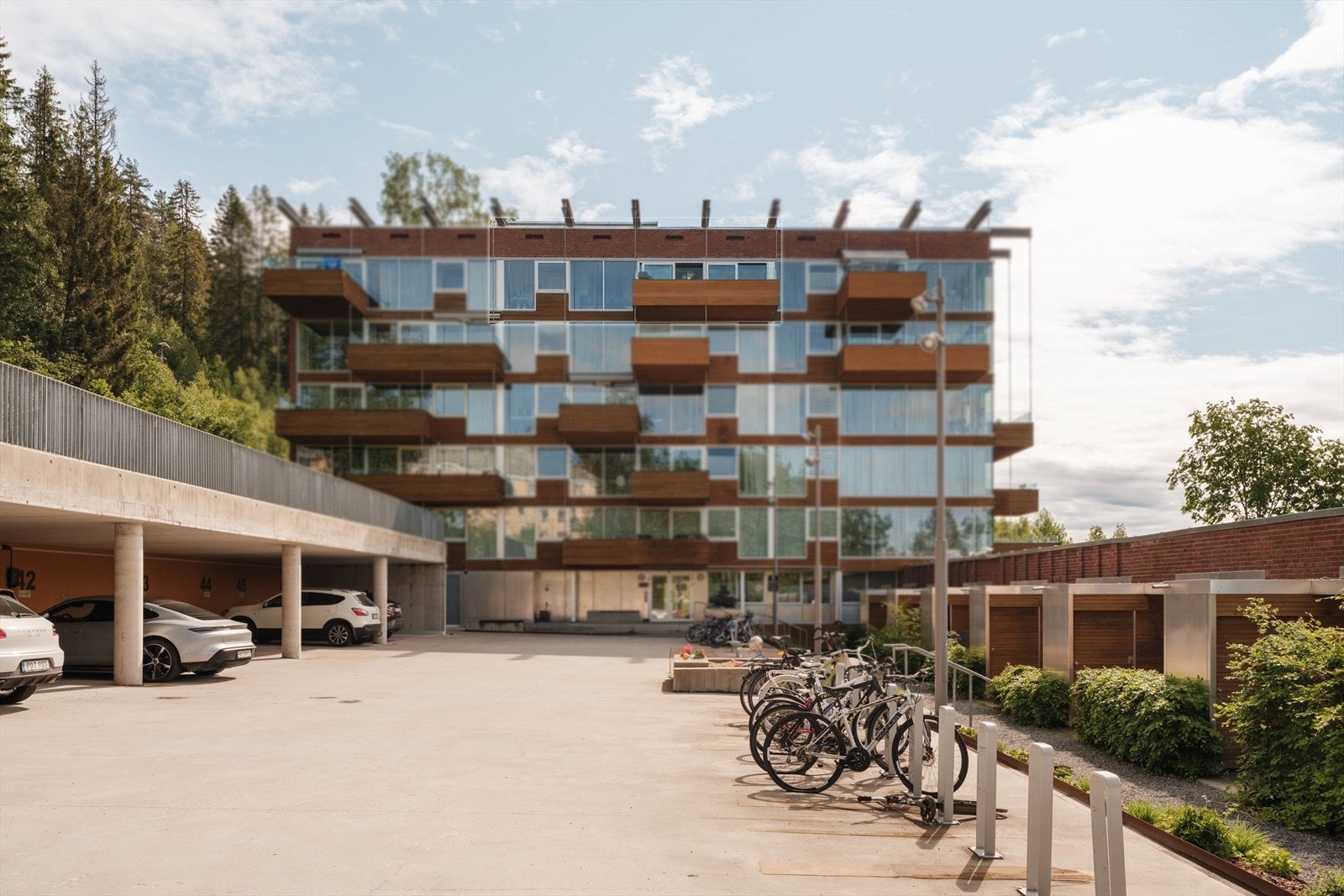 Leiligheten er en del av et flott bygg fra 2017, og inne er det fantastiske arkitektoniske detaljer som stål, betong og store glassflater for en luftig romfølelse Galleribilde
