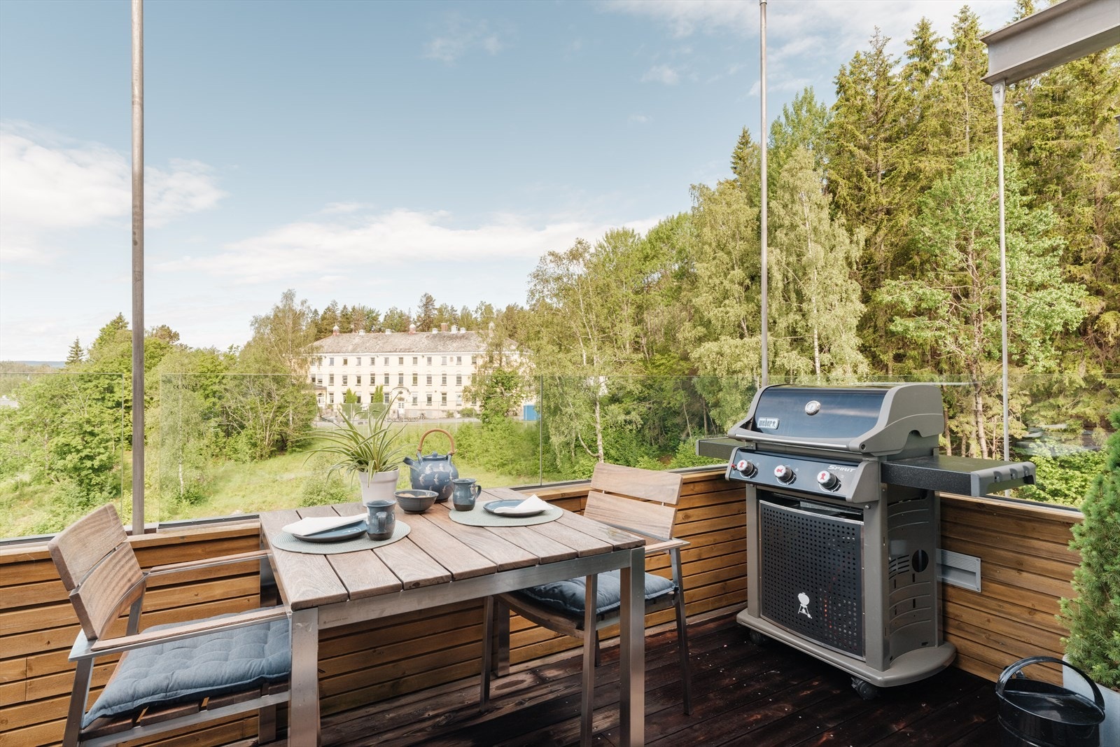 Her er det god plass til utemøbler og gassgrill. Galleribilde