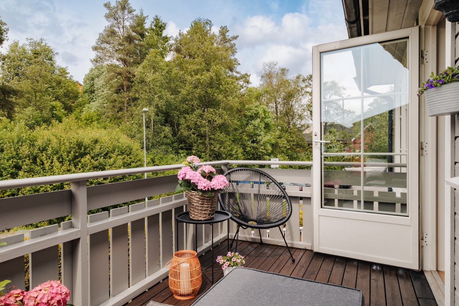 Koselig vestvendt veranda på ca. 8 kvm - perfekt for kaffekoppen i solen. Galleribilde