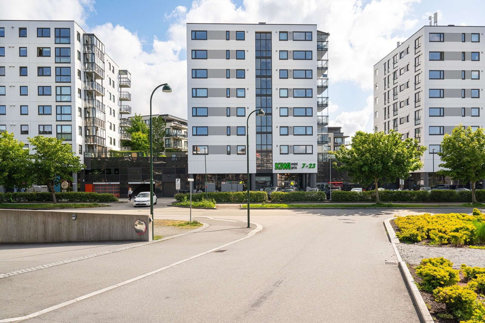 Fasade - Nærområdet byr på de fleste servicetilbud man trenger i hverdagen. Matbutikk i underetasjen er meget praktisk. Galleribilde