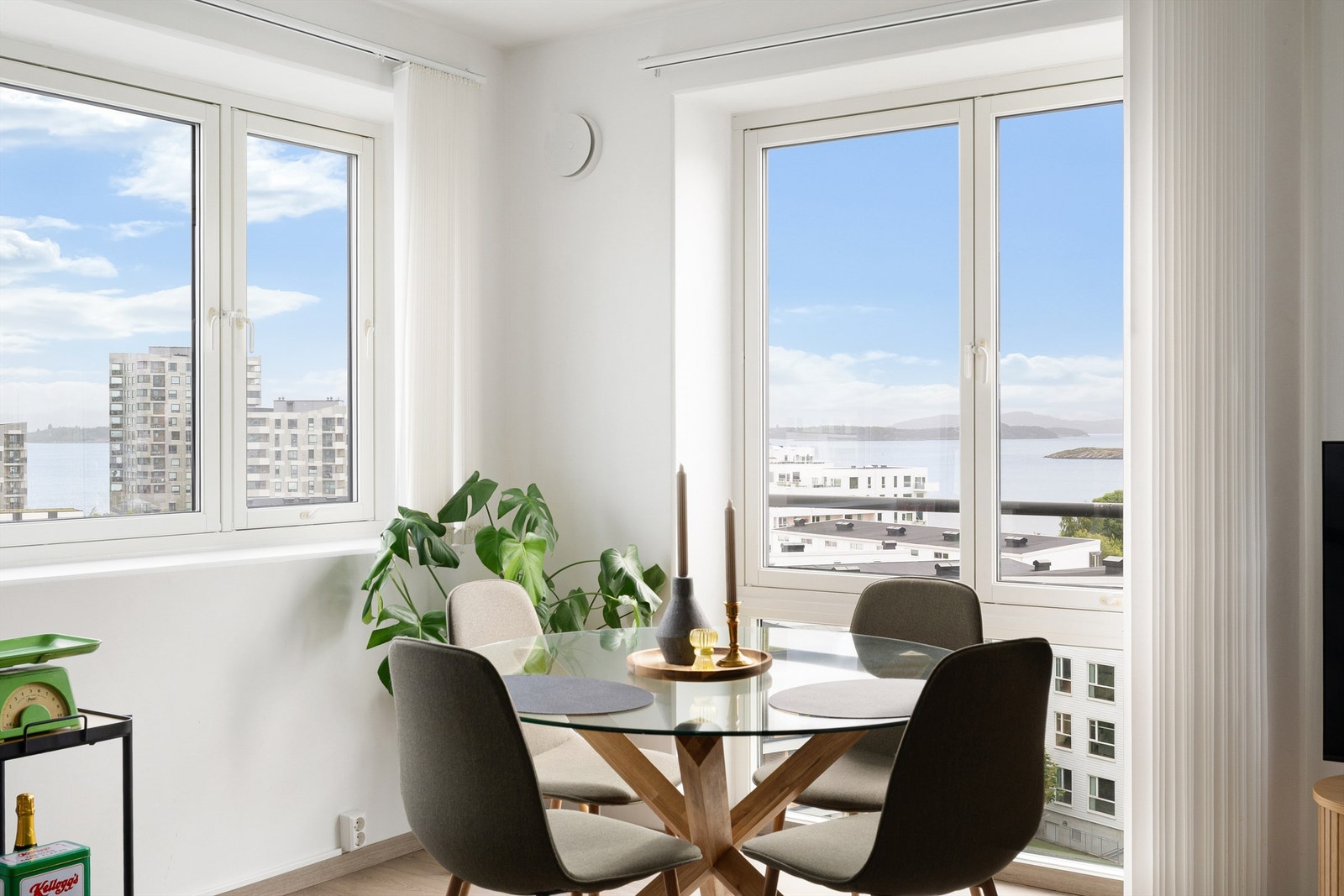 Leiligheten ligger i øverste etasje og kan skilte med en fantastisk sjøutsikt mot Gandsfjorden og Ryfylket. Galleribilde