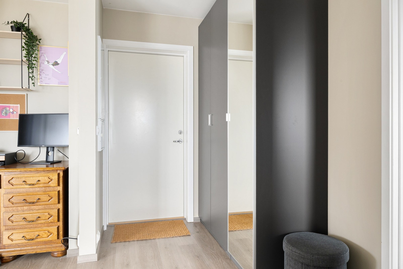 Gang med god garderobe til å henge fra seg yttertøy. Galleribilde