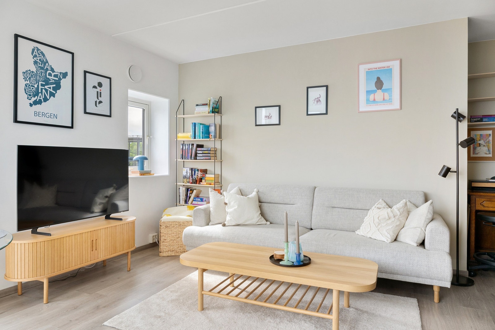 Stue er malt i moderne farger og har gode vindusflater. Galleribilde