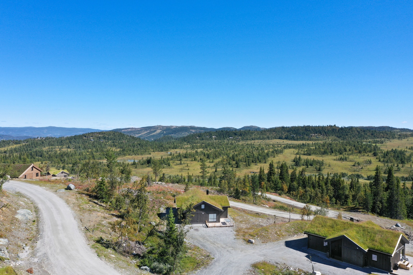 Mange av tomtene har flott utsikt også mot Nesfjellet Alpin som lyser opp en ellers mørk vinterkveld Galleribilde