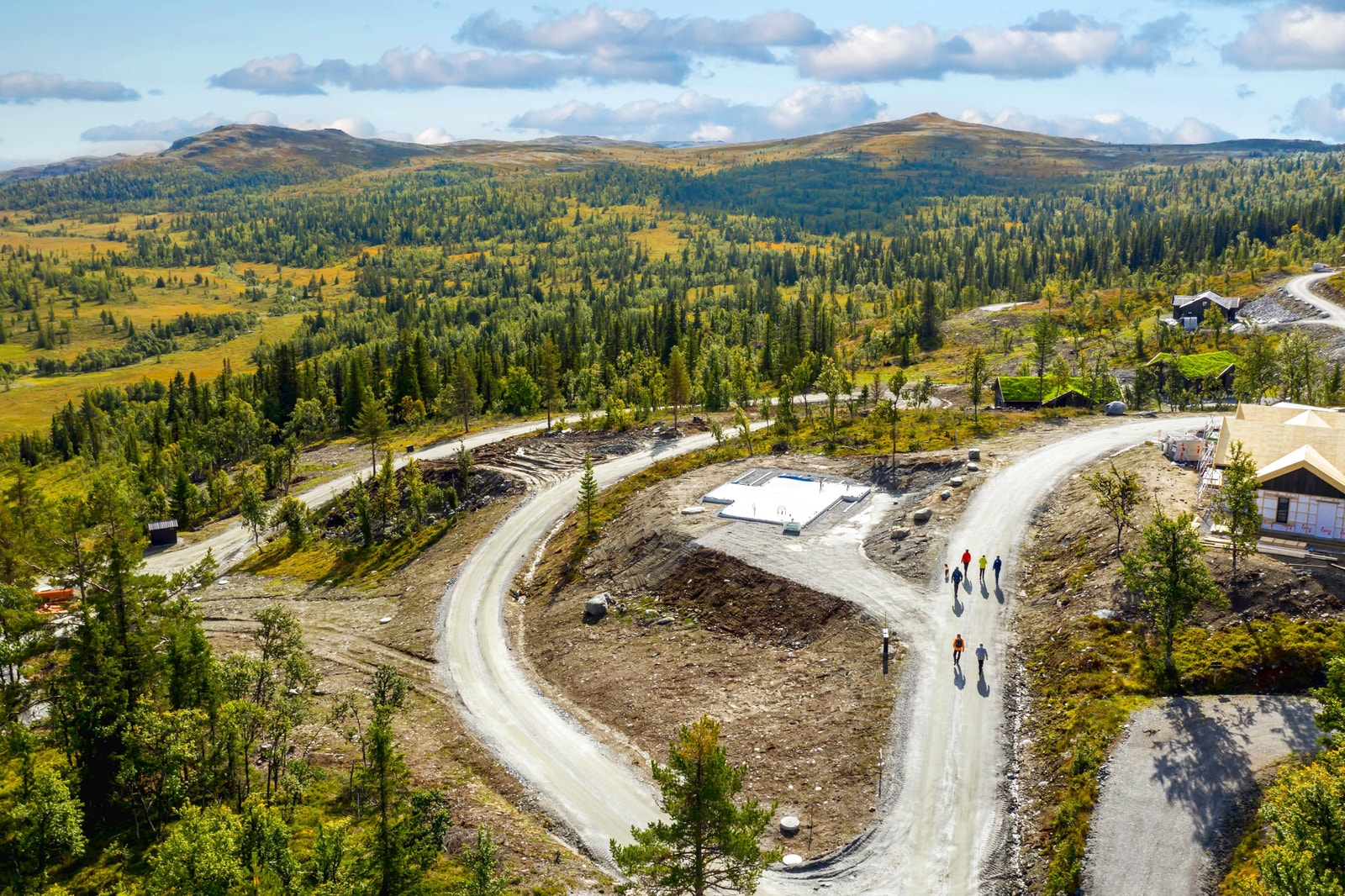 Langstrakt utsikt utover myrområde og uberørt natur, med det lokale snaufjellet hele tiden i bakgrunnen Galleribilde