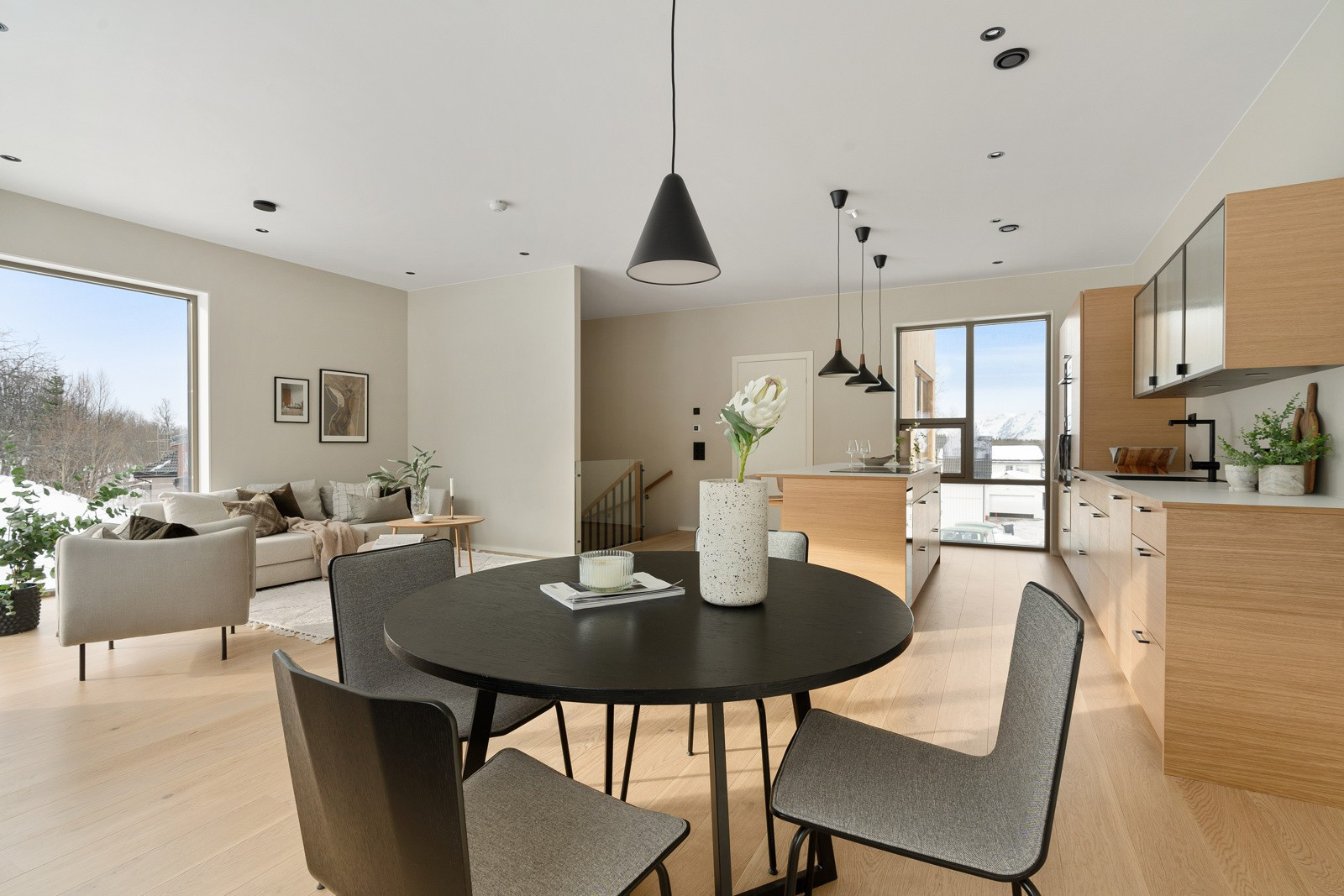 Boligen går over 3 plan. Plan 3 inneholder master bedroom, stort kjøkken og stue med utsikt.