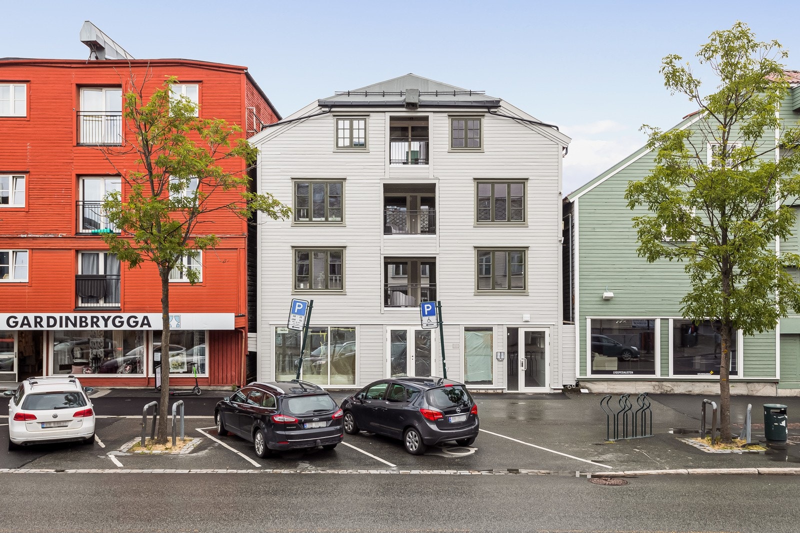 Utvendig kledning og vinduer er fra 2015-2020. Galleribilde