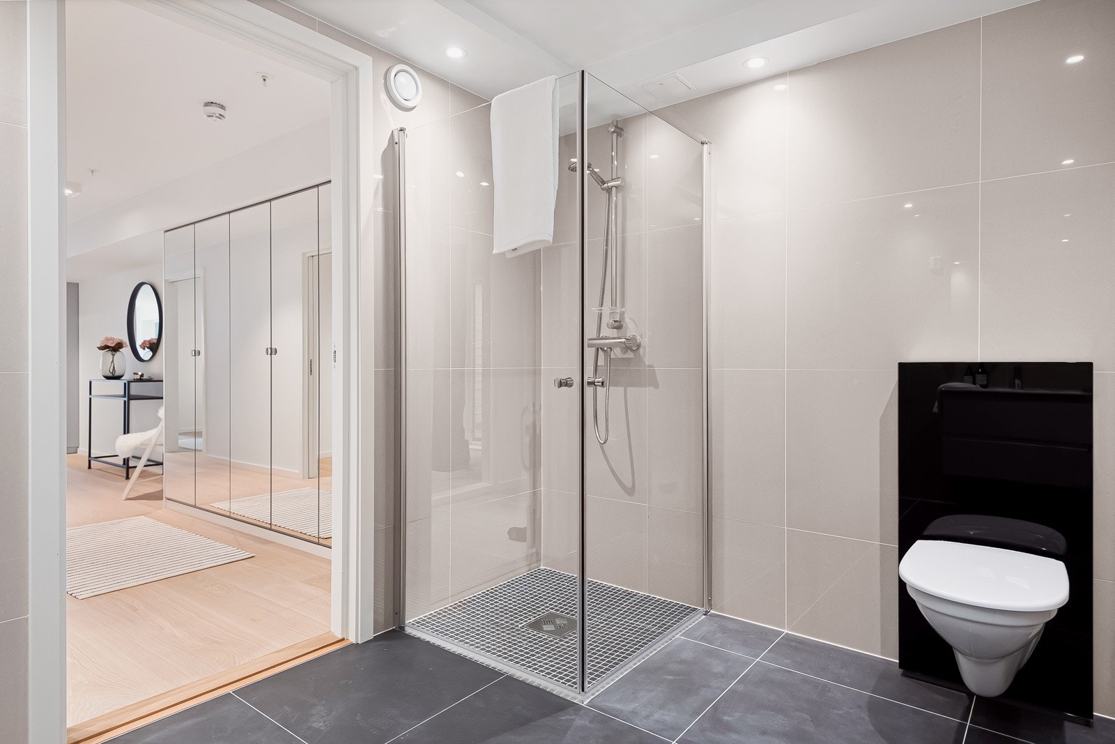 Badet har innredning med servant, dusjnisje, toalett og opplegg for vaskemaskin. Galleribilde