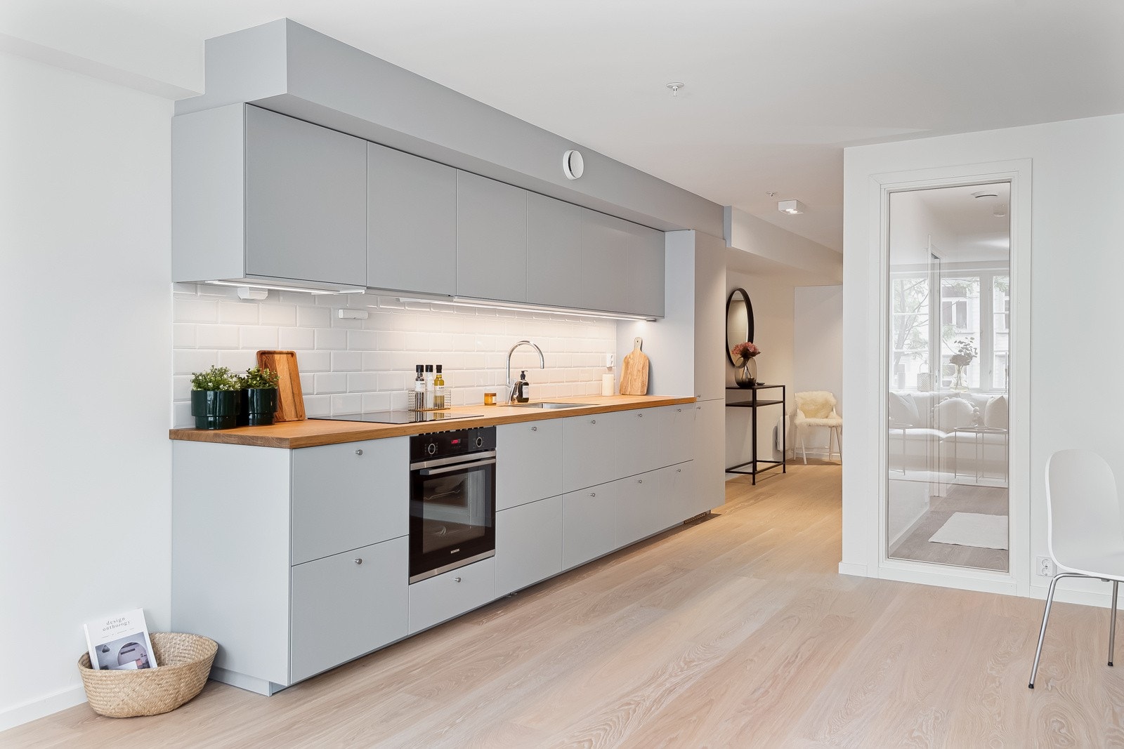 Lekkert kjøkken fra 2020 med integrerte hvitevarer (TG1). Galleribilde