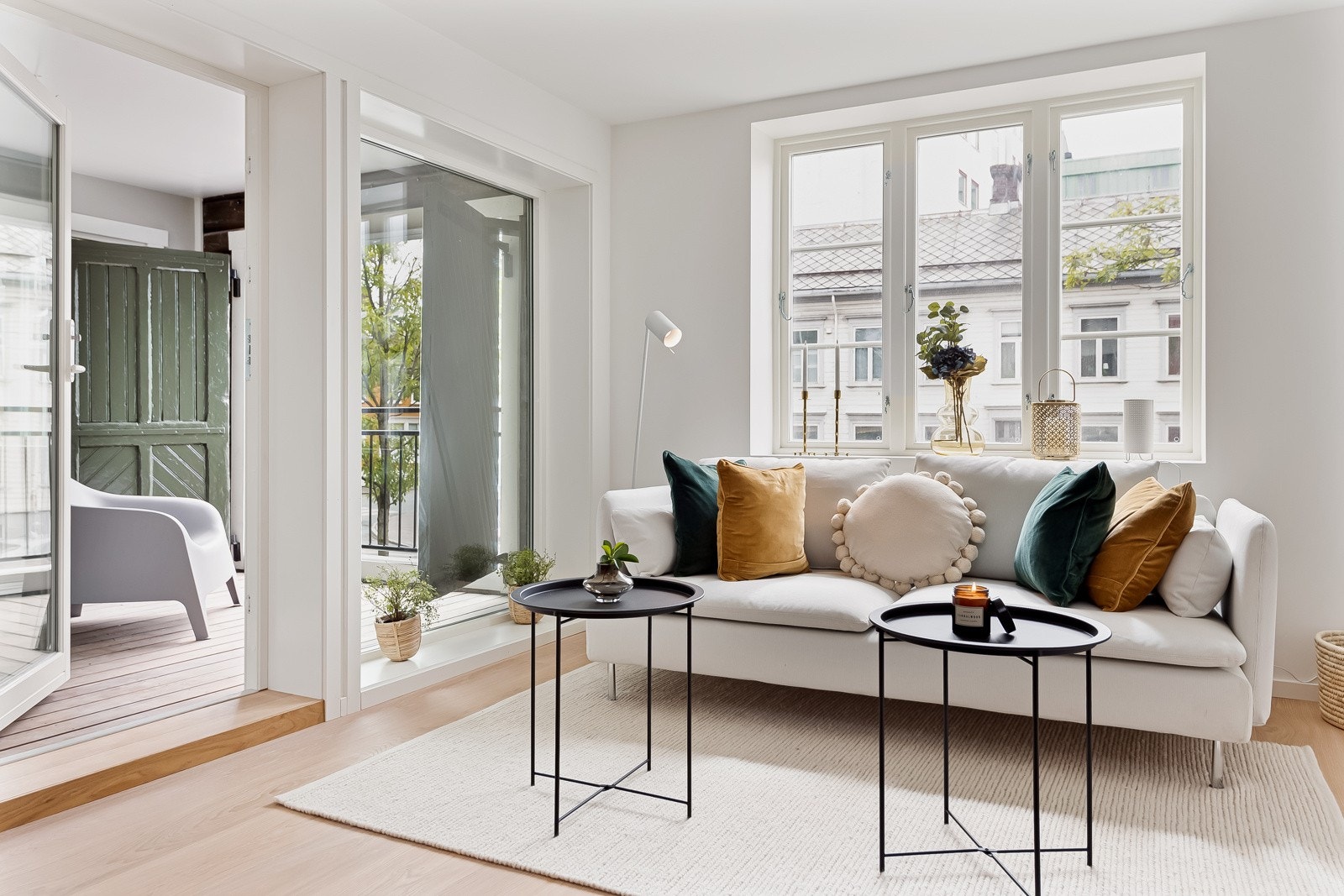 Romslig stue- og kjøkkenløsning på 24,7 kvm. Galleribilde