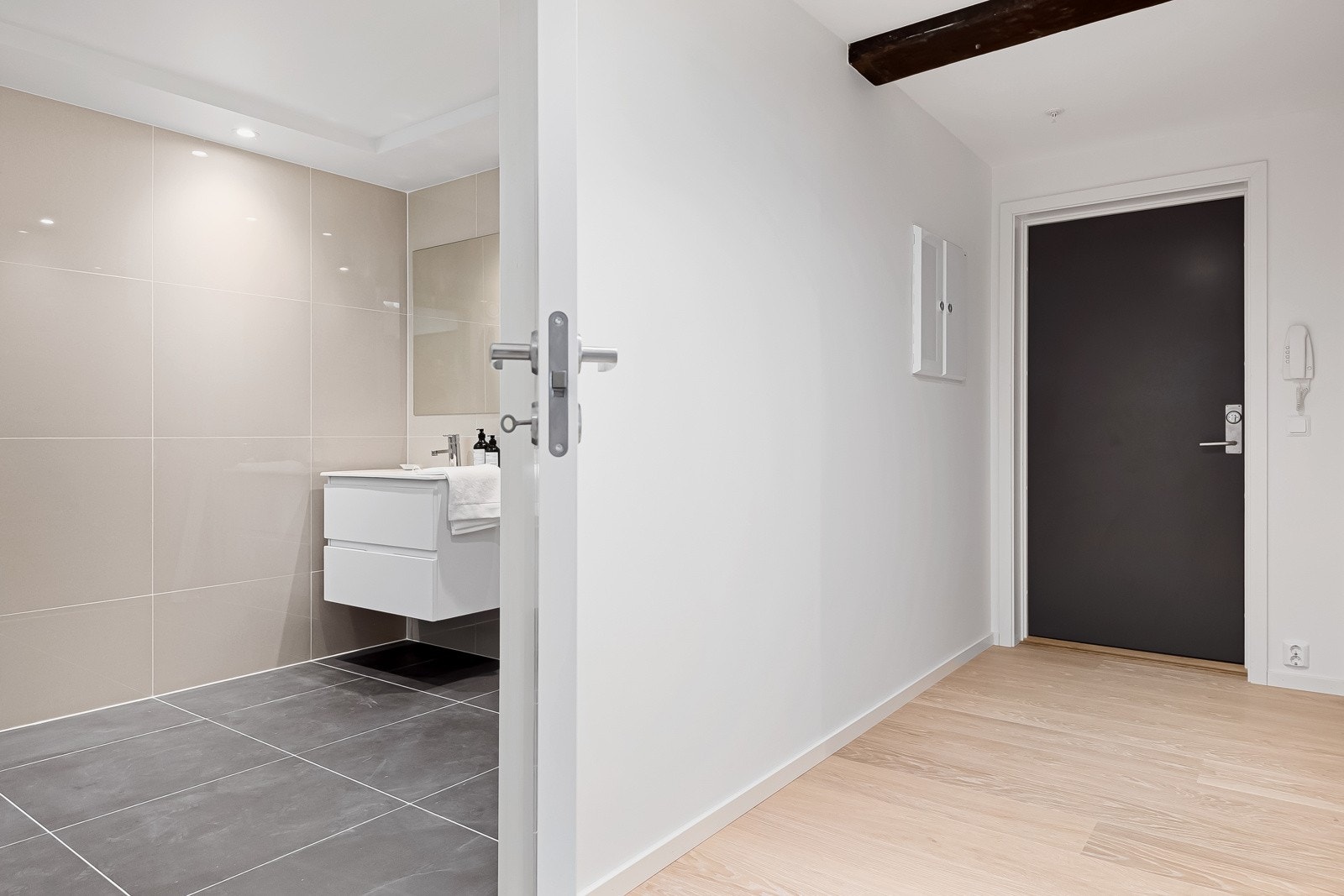 Romslig entré/gang på 19,2 kvm. Galleribilde