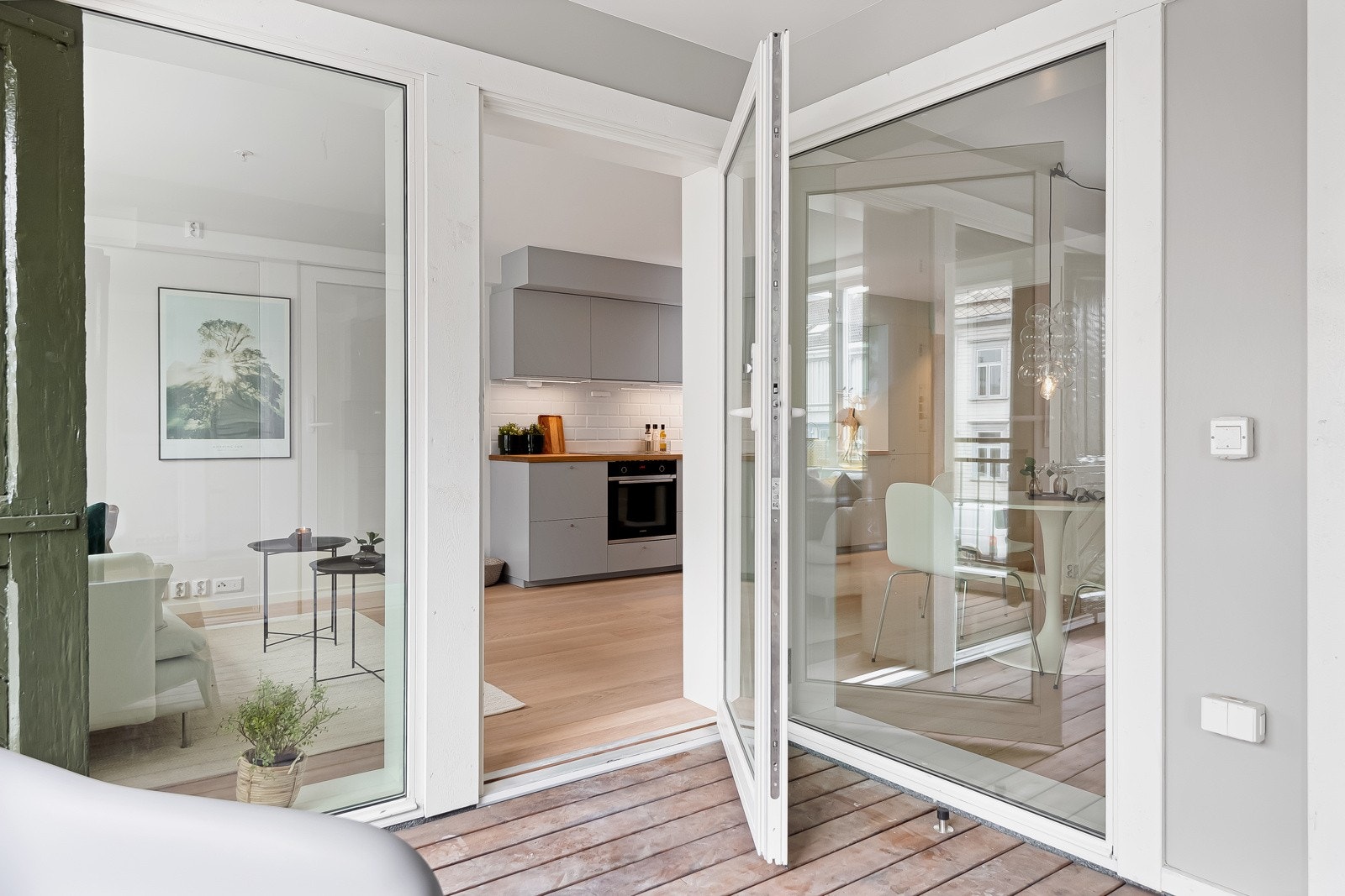 Mange vinduer gir mye naturlig lys i stuen. Galleribilde