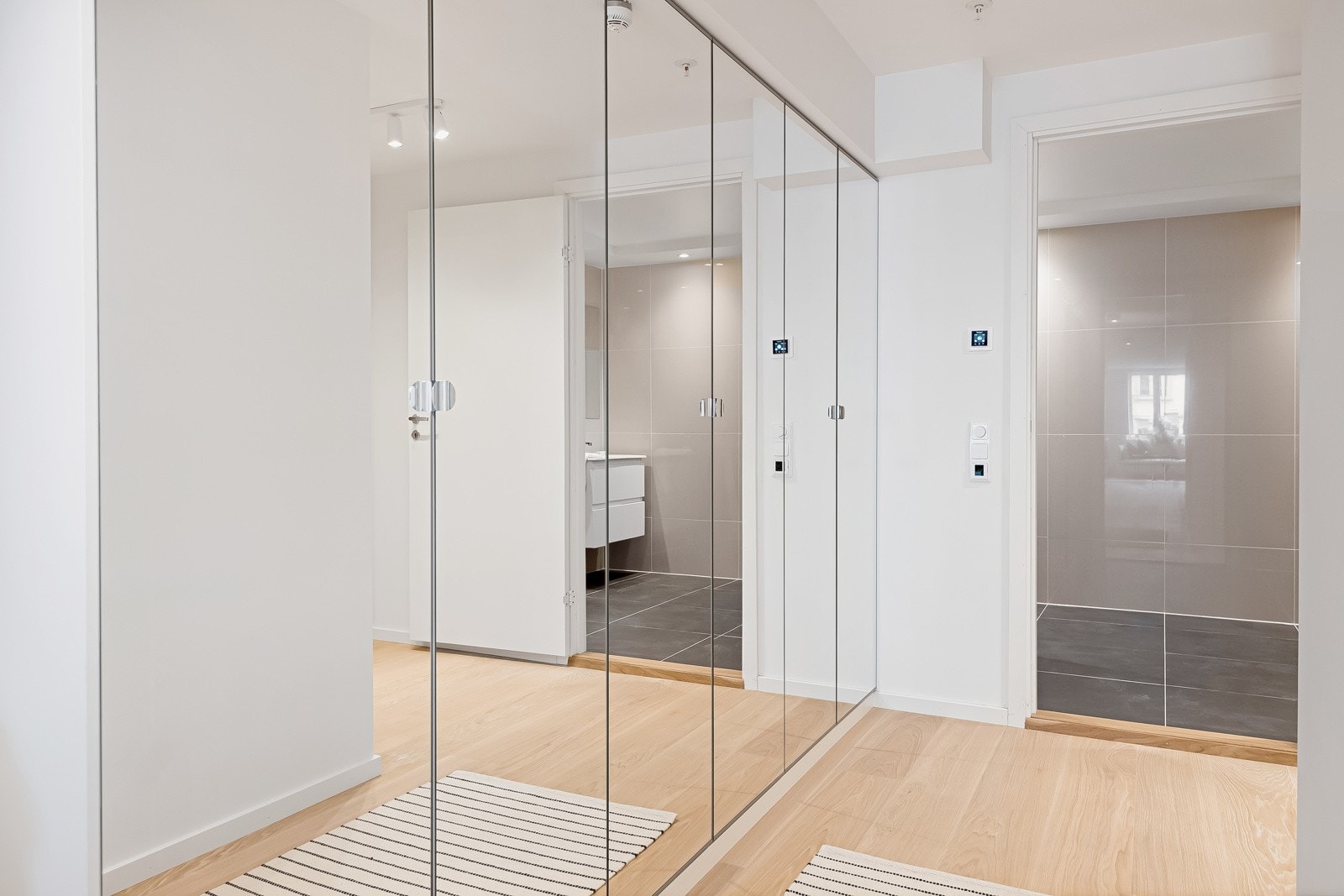 Stor garderobe i gang medfølger i handelen. Galleribilde