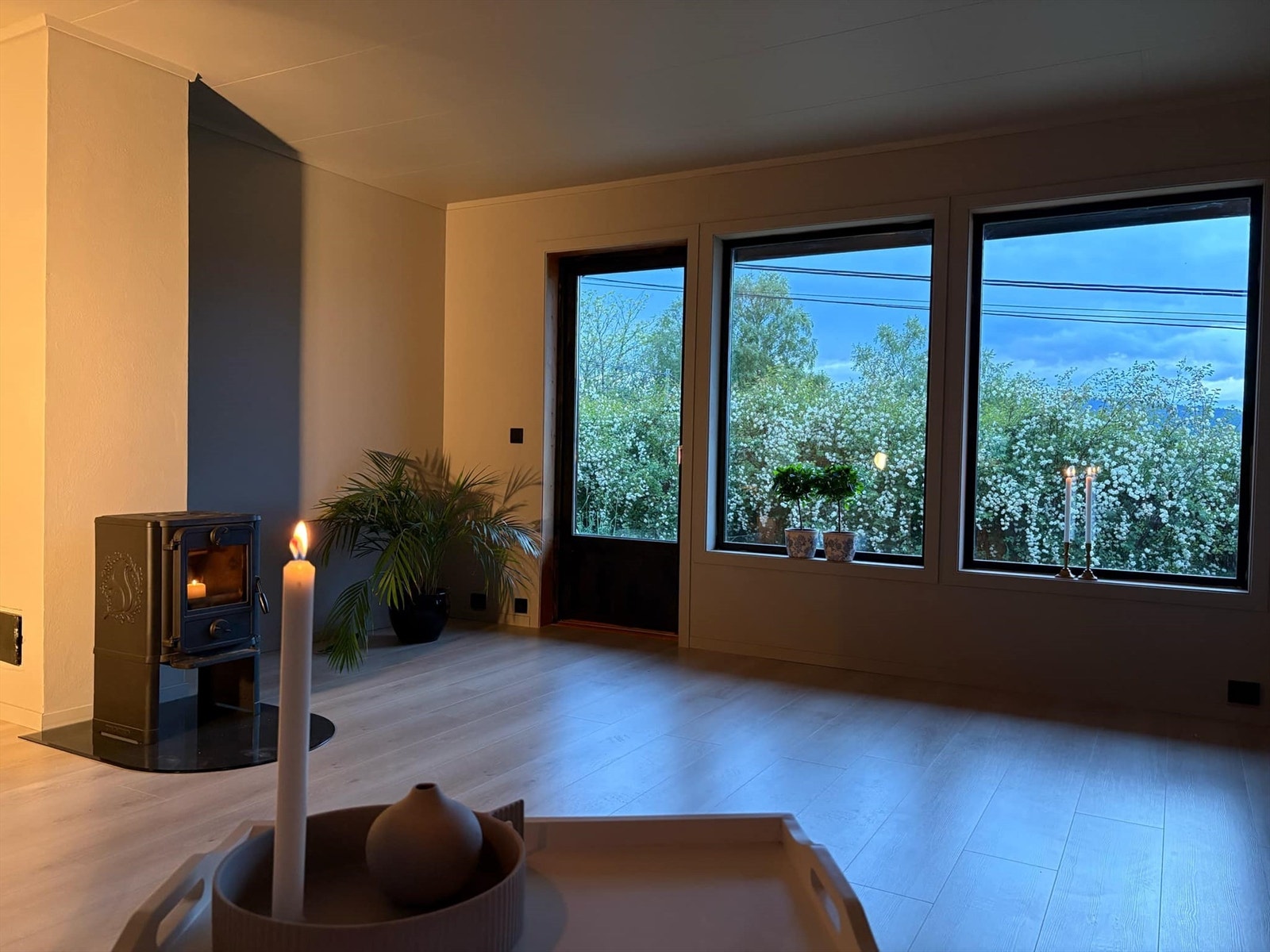 Lys og innbydende stue med store vinduer som gir vakker utsikt til hagen. Perfekt for avslapning og hygge. Galleribilde