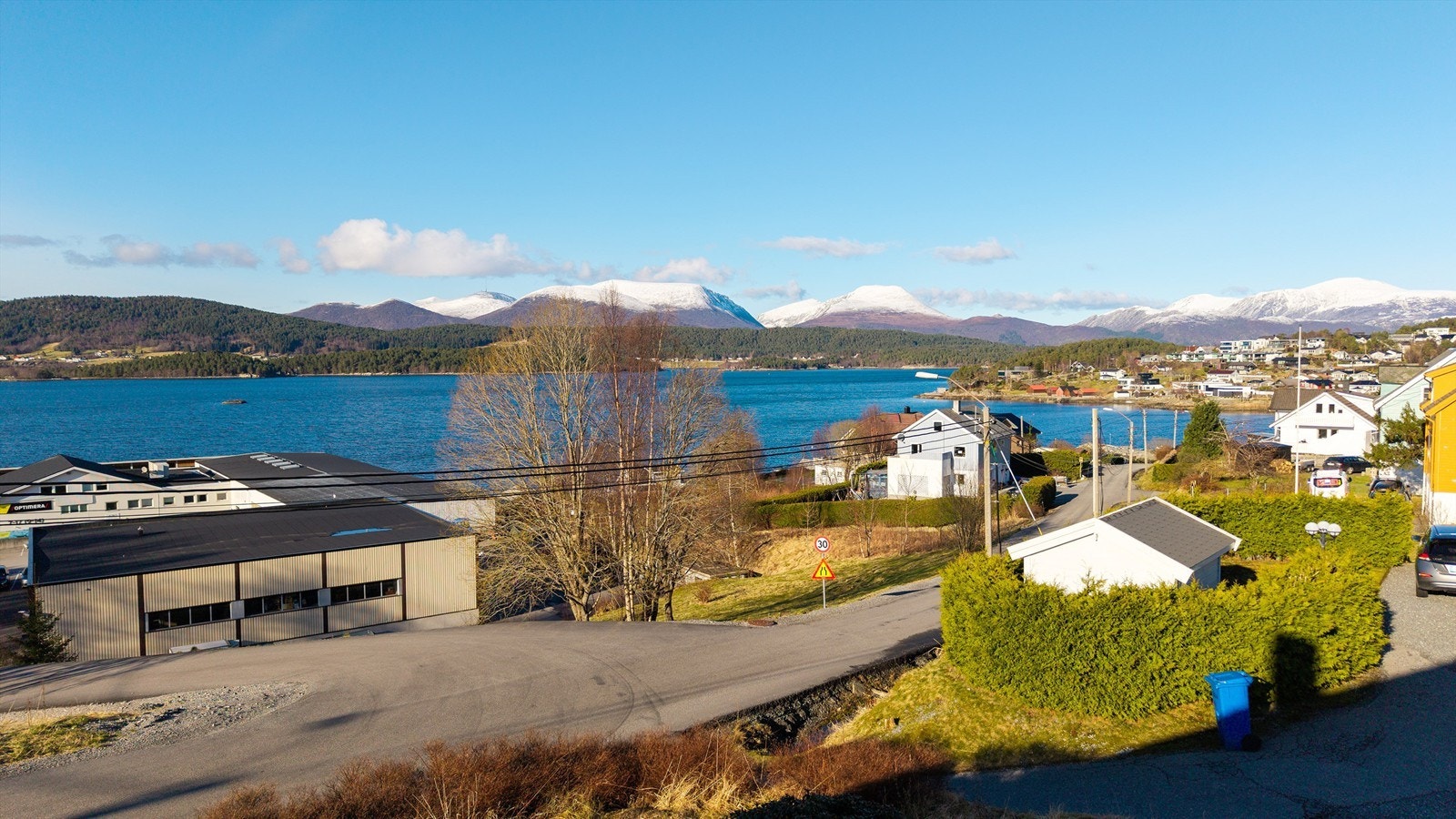 Nydelig utsikt mot fjorden og snødekte fjell. Rolig nabolag med nærhet til natur og sjø. Galleribilde