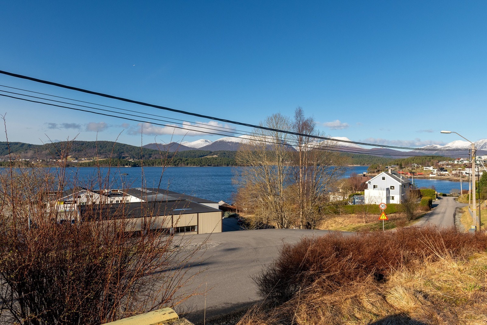 Fantastisk utsikt over vannet og fjellene, rolig nabolag med nærhet til naturen. Perfekt for de som søker fred. Galleribilde