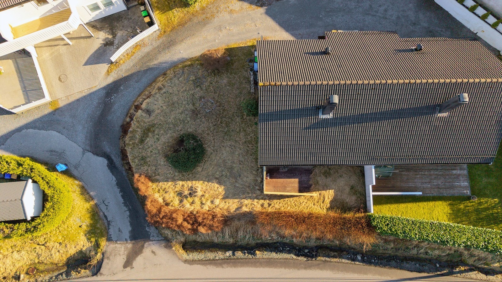 Solrikt beliggende enebolig med stor tomt og skjermet hage Galleribilde