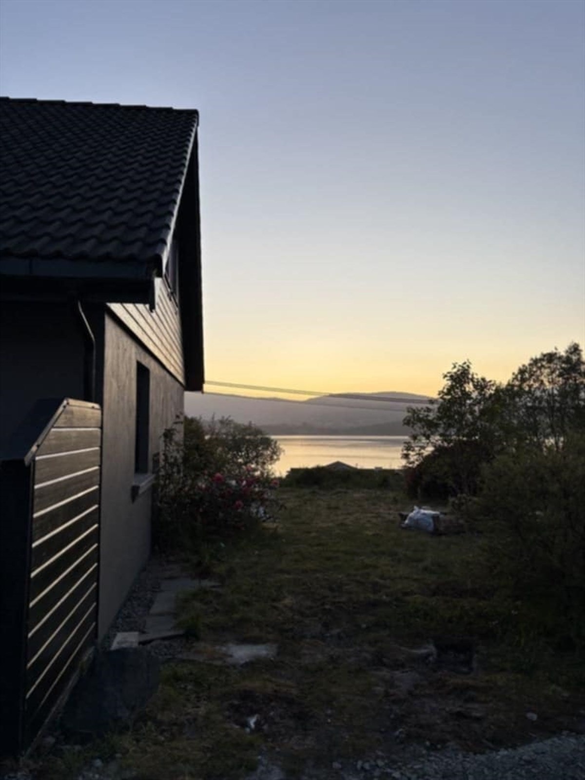 Fantastisk utsikt mot vannet i naturskjønne omgivelser. Perfekt for rolige kvelder og nytelse av solnedgangen. Galleribilde