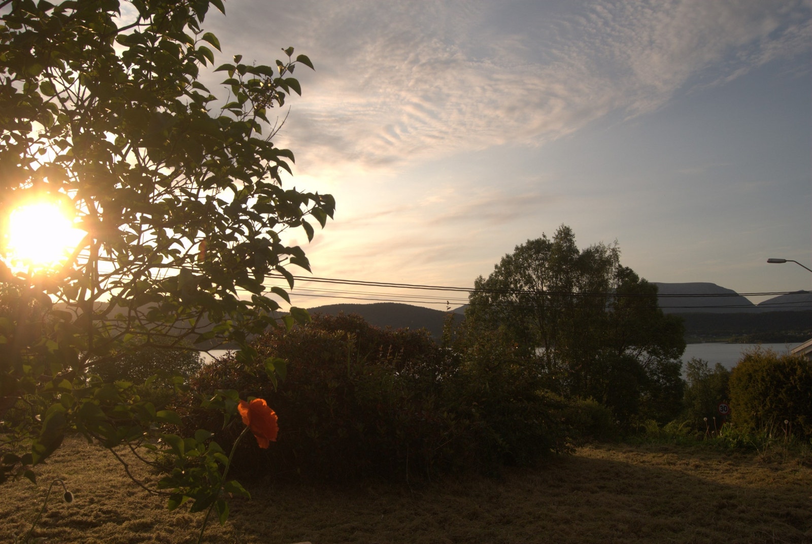 Solrik beliggenhet med vakker utsikt over fjorden og fjellene. Galleribilde