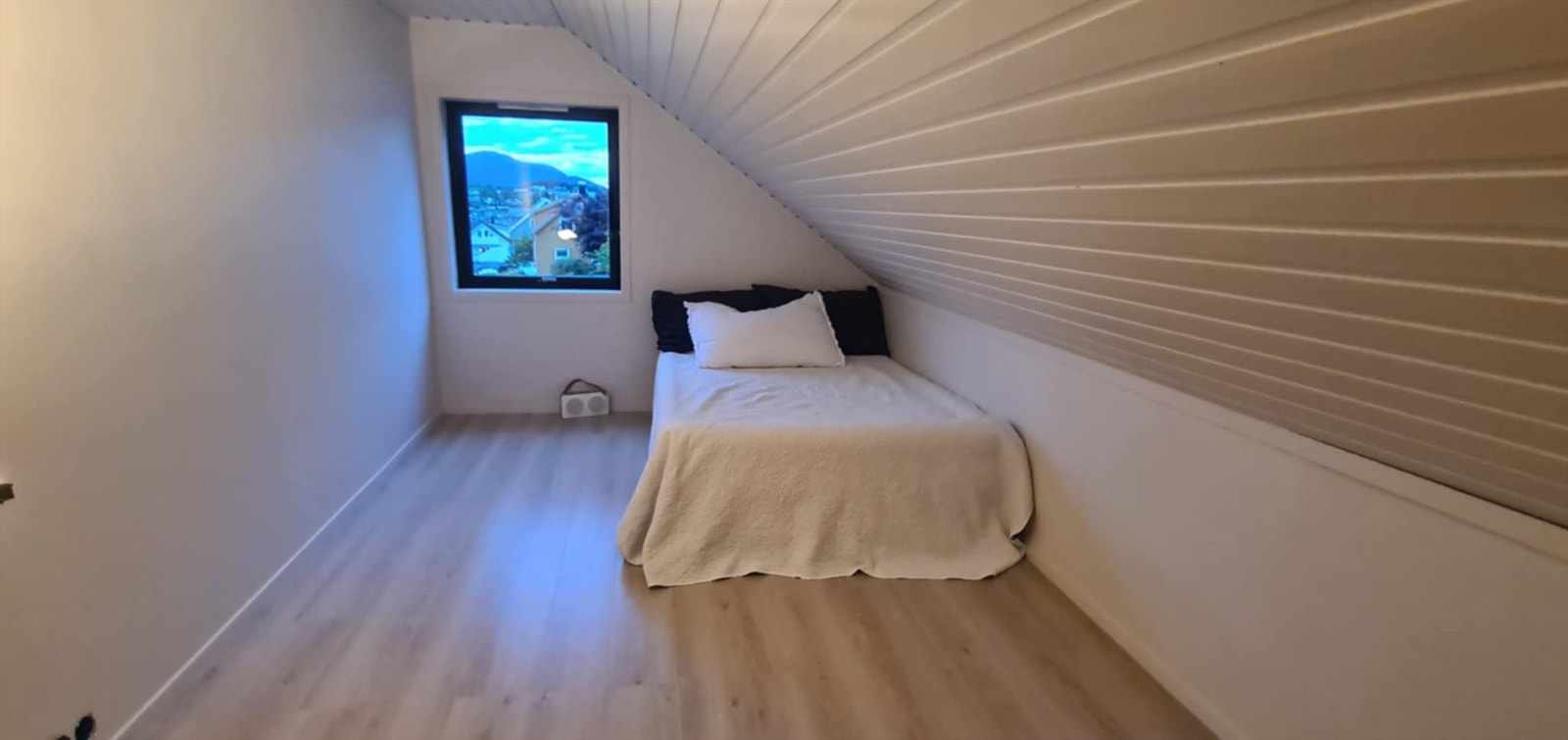 Lyst og luftig soverom med skråtak og flott utsikt. Galleribilde