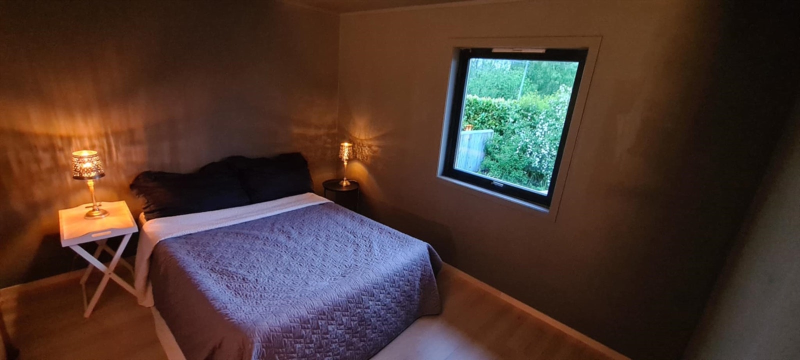 Koselig soverom med naturlig lys fra vindu. Sjarmerende atmosfære, perfekt for avslapning og ro. Galleribilde