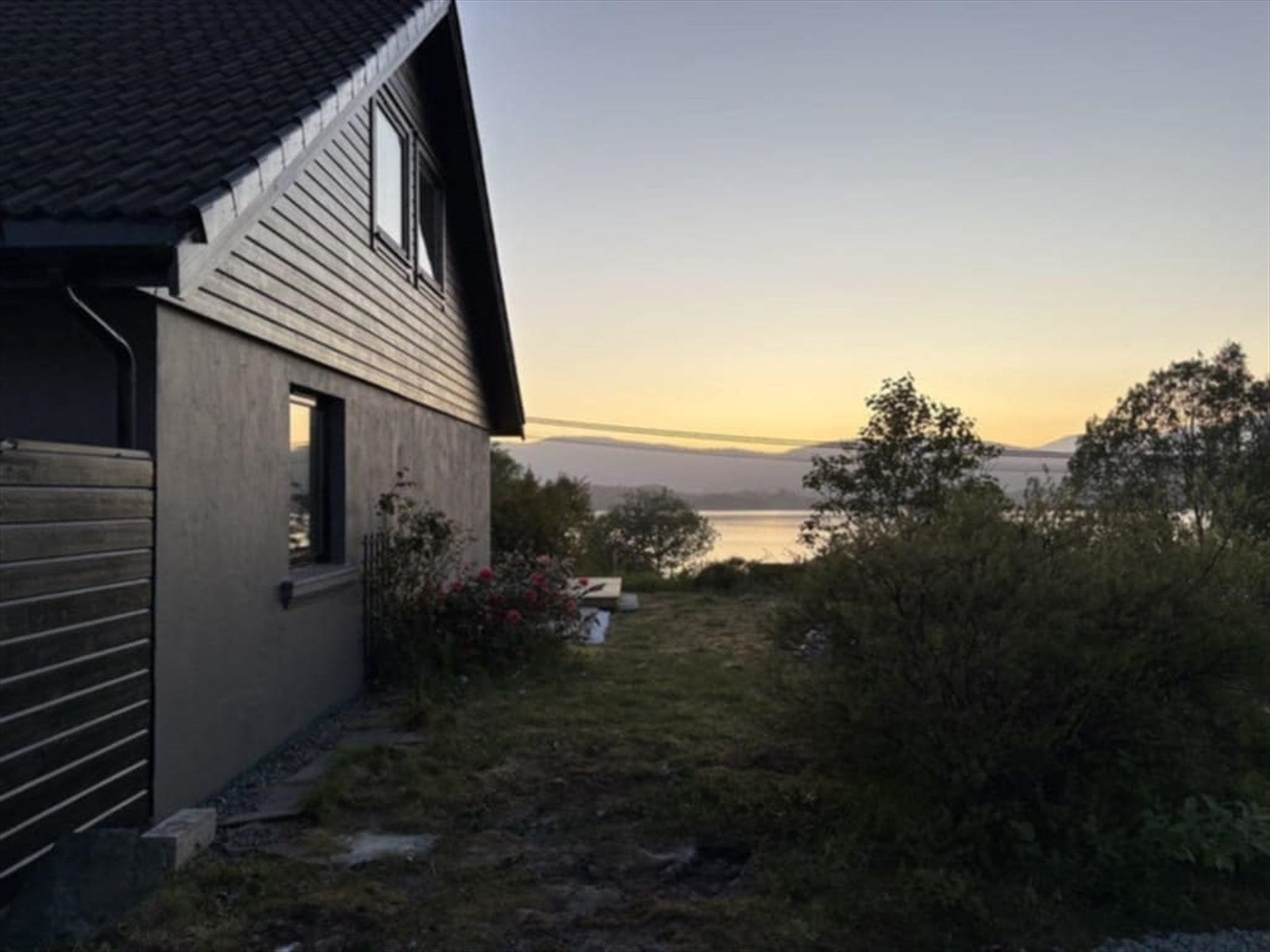 Denne sjarmerende boligen har en idyllisk beliggenhet ved vannet, med vakker utsikt og fredelige omgivelser. Perfekt for naturopplevelser. Galleribilde