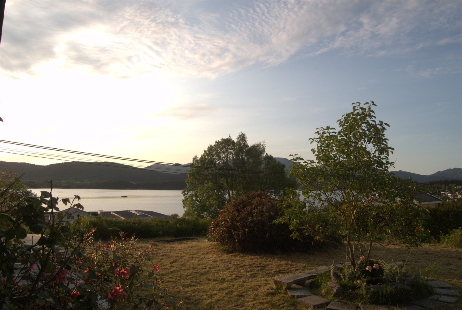 Nyt panoramautsikten over fjorden fra denne idylliske hagen, perfekt for avslapning i naturskjønne omgivelser. Galleribilde