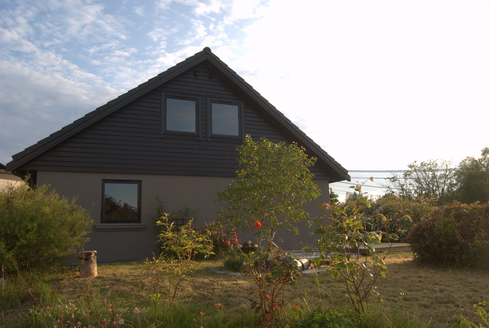 Sjarmerende tomannsbolig med flott hage, beliggende i et fredelig område. Perfekt for familier som søker ro og natur. Galleribilde