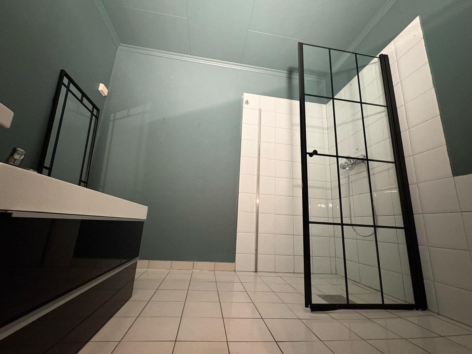 Romslig bad med innredning i svarte detaljer. Galleribilde