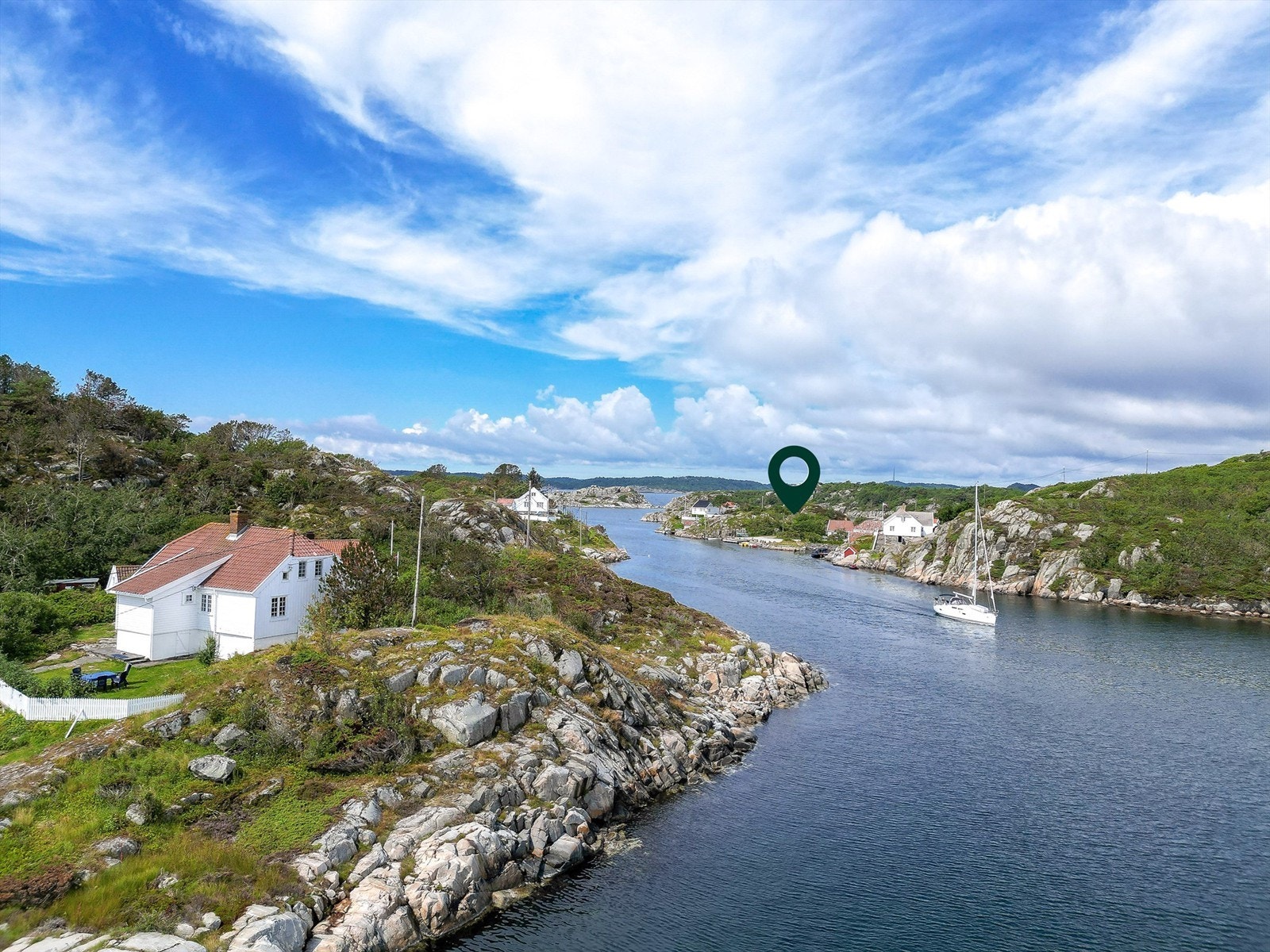 Det er en kort båttur over fra brygga ved Ulvøysund. Galleribilde