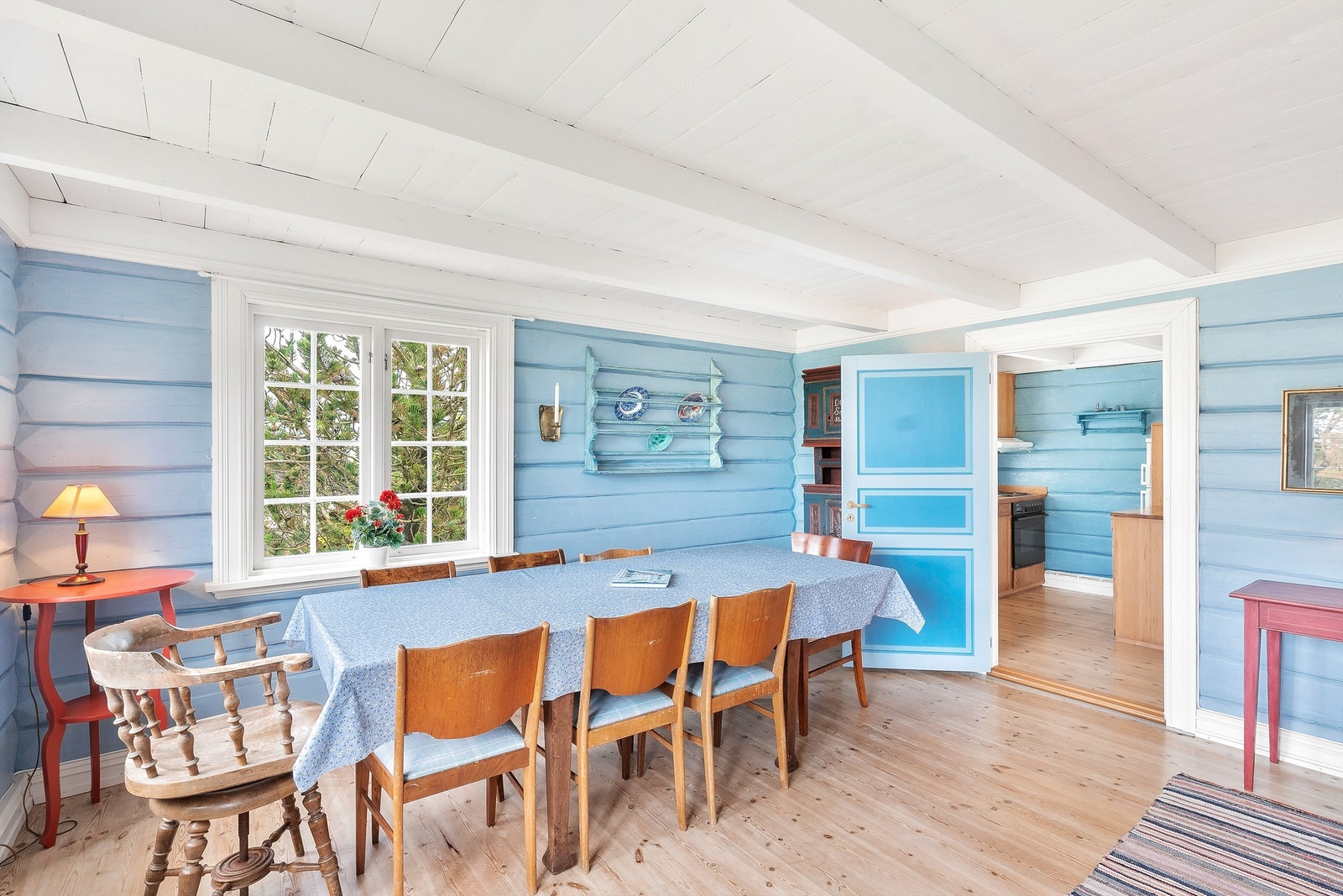 Spisestue med laftet vegger. Det er god plass til et stort spisebord. Galleribilde