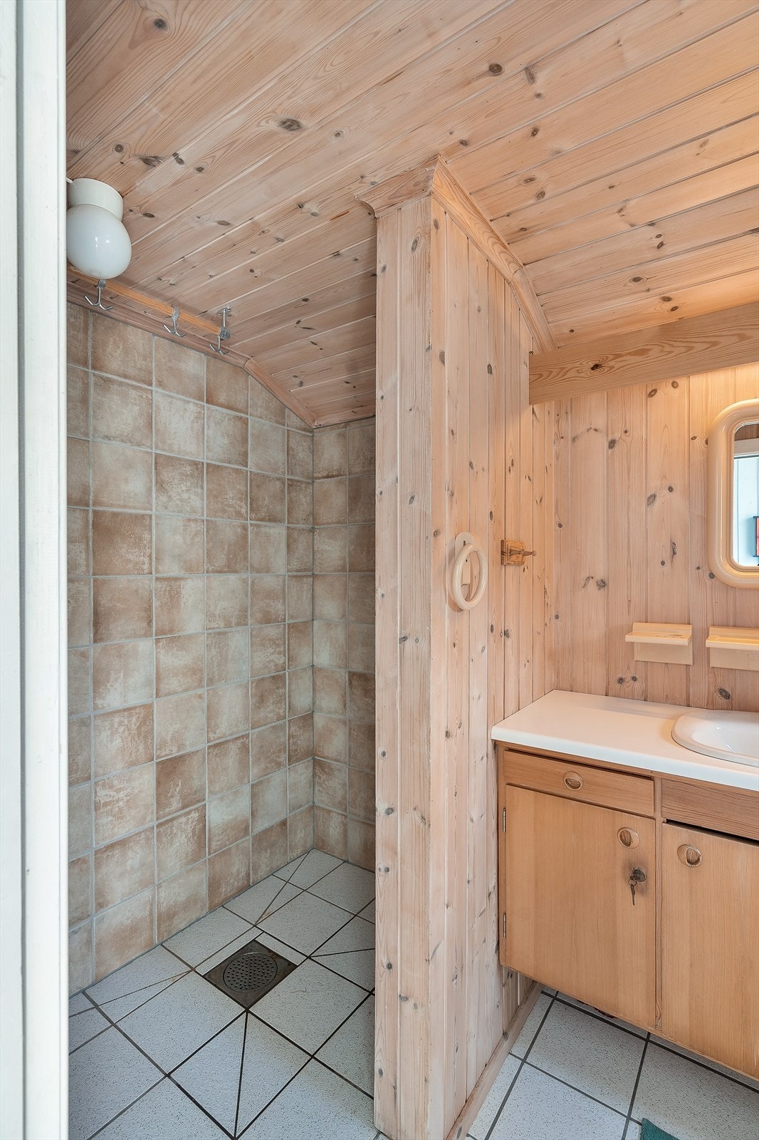 Inn fra gangen/entréen (tilbygget) er det baderom med dusj og servant med innredning. Galleribilde