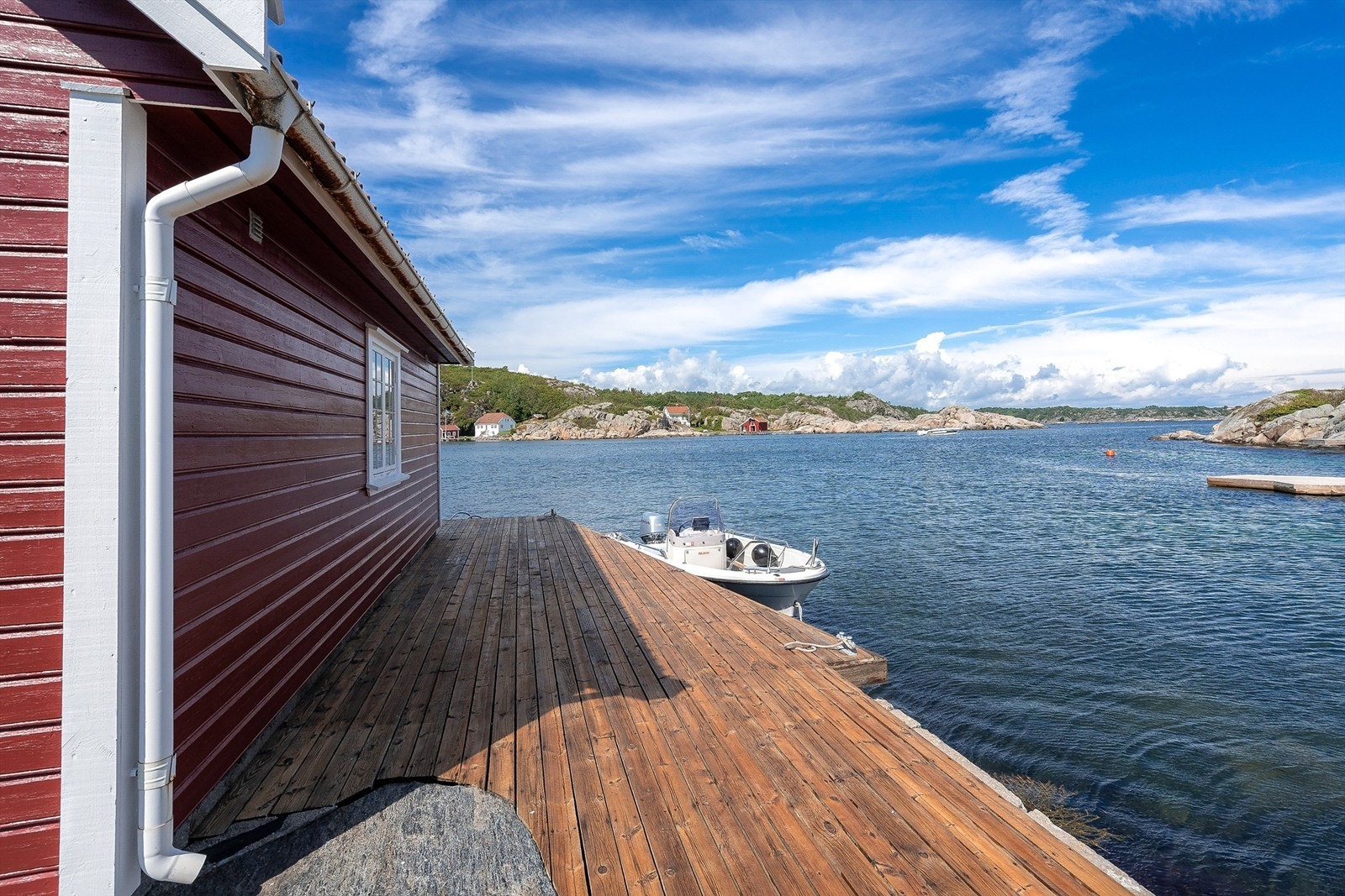 Bryggen ved annekset med gode muligheter for å legge til med båt. Galleribilde