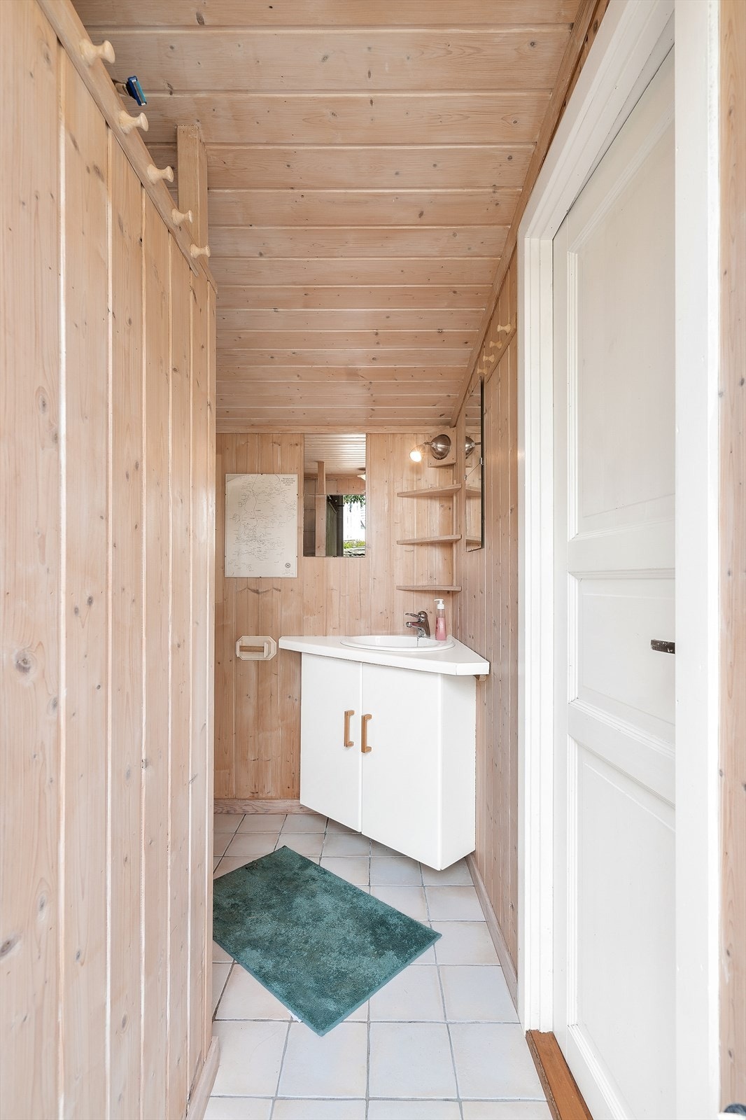 I uthuset er det toalett og servant med innredning. I tillegg er det bod. Galleribilde