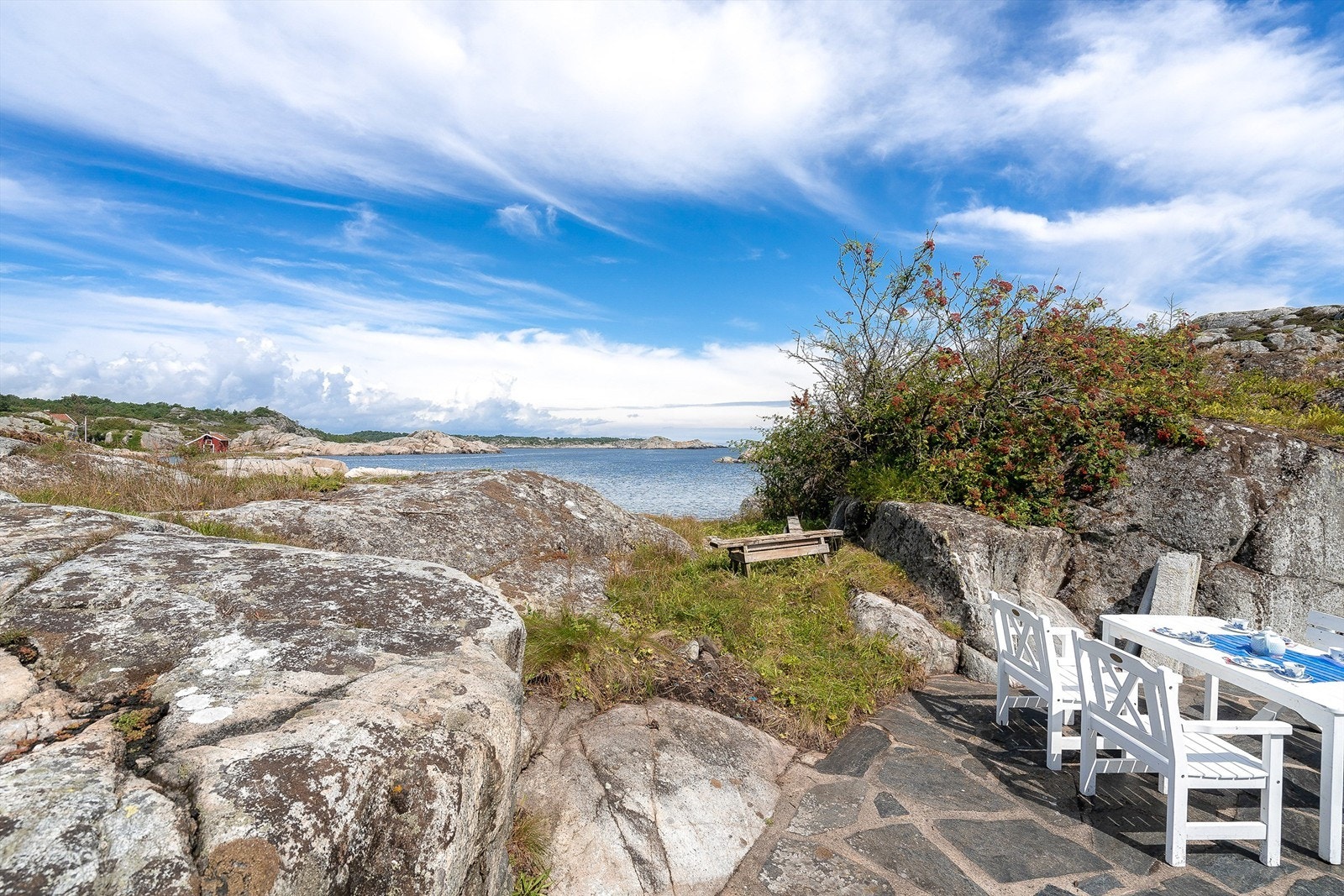 Det er flott utsikt til sjøen samtidig som en bor veldig usjenert til og for seg selv. Galleribilde