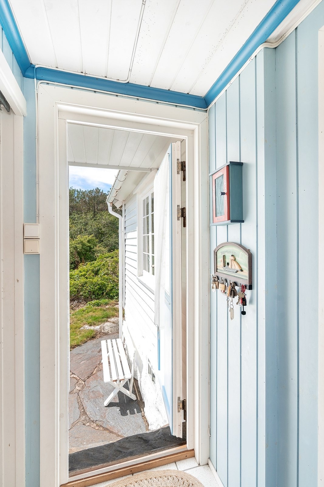 Velkommen inn i dette sjarmerende huset som stort sett har bevart sine flotte detaljer fra byggeåret 1852. Galleribilde