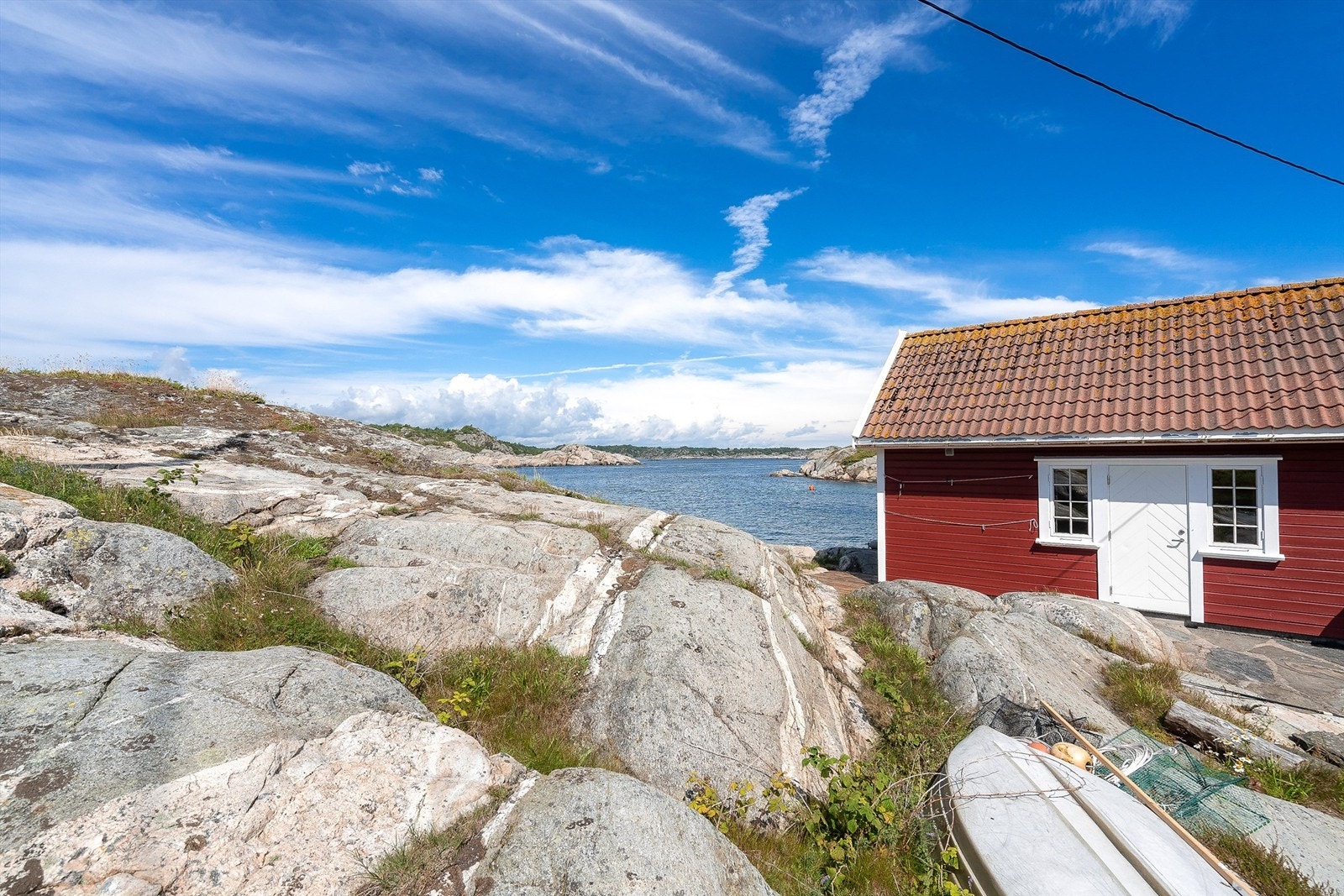 Tomten er delvis opparbeidet med gressplen og beplantning, og har også delvis naturlig utførelse med svaberg. Galleribilde