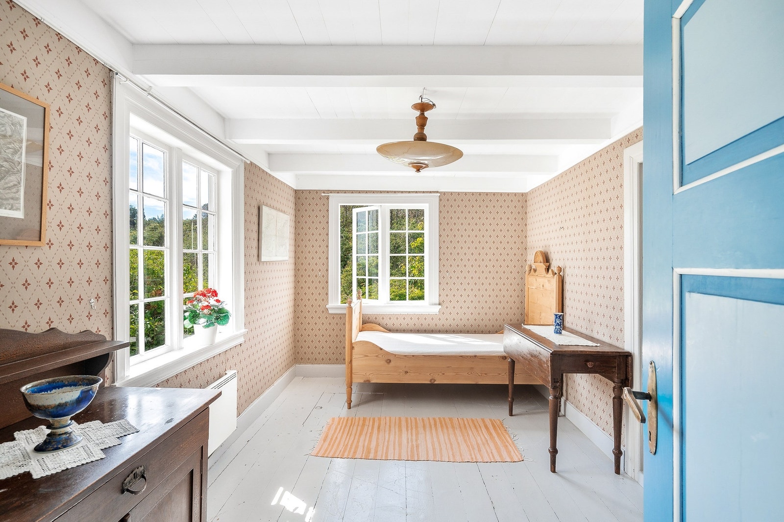 Soverom i 1. etasje med tapet på veggene og godt med naturlig dagslys. Galleribilde