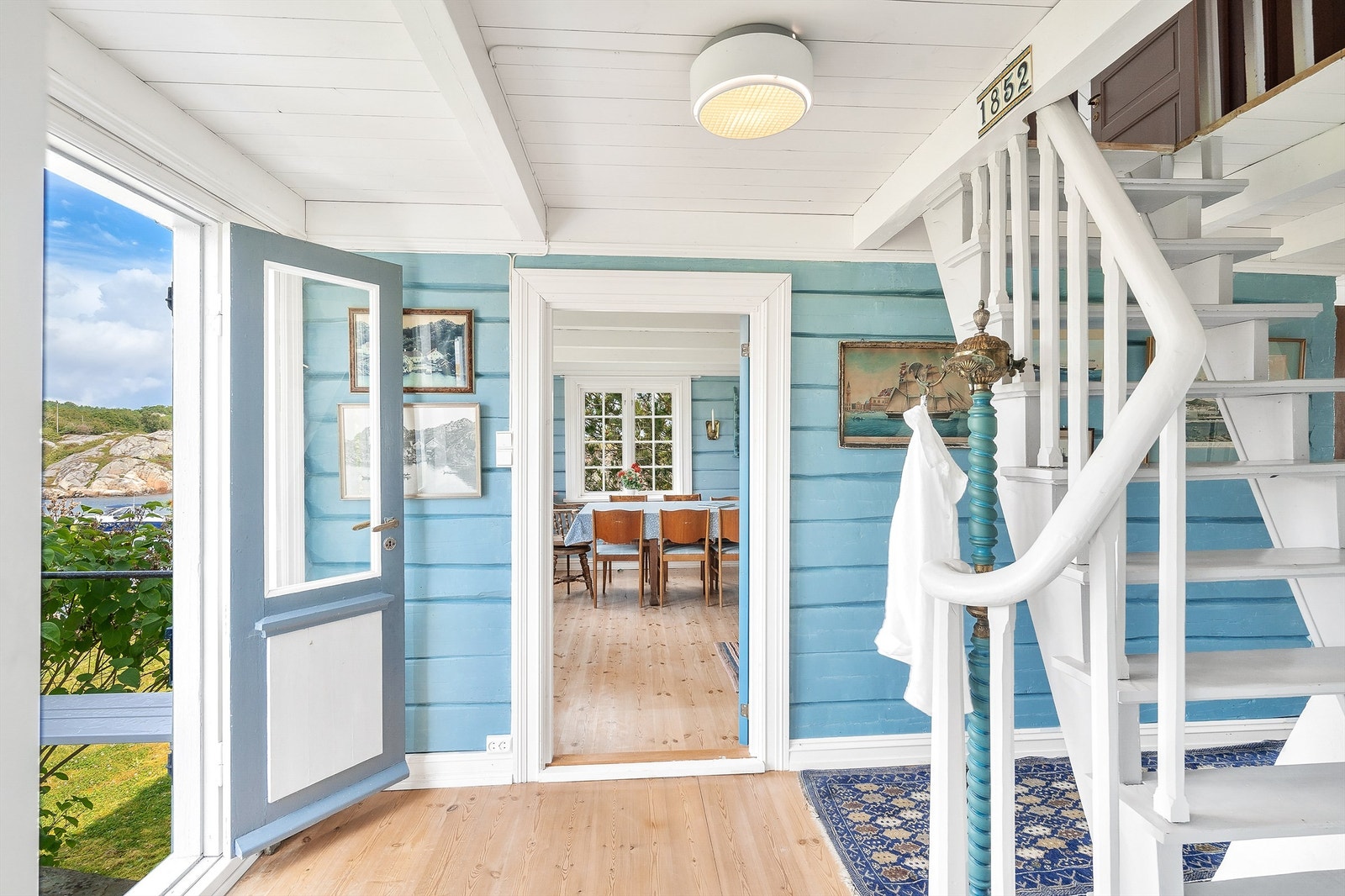 Svært lys trappehall som binder rommene sammen, og med utgang til hagen i forkant av huset. Galleribilde