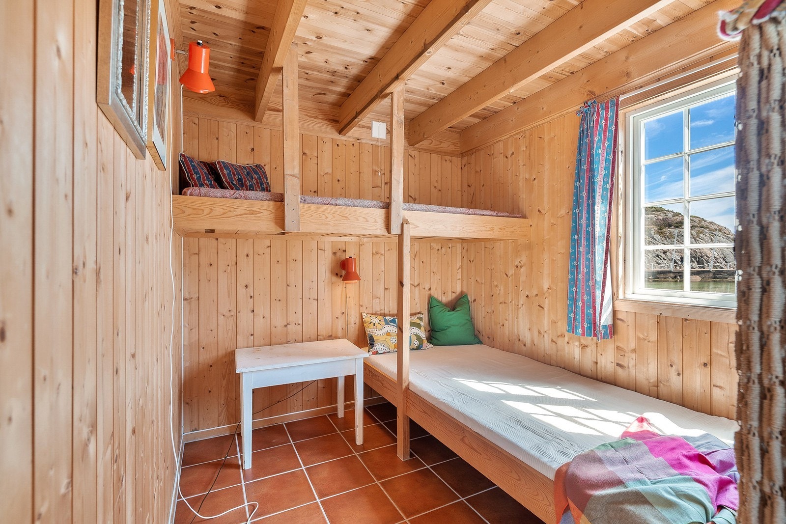 Soverommet i annekset er innredet med plassbygde senger i høyden. Det foreligger ikke tegninger/dokumentasjon fra kommunen over annekset, som medfører at soverommet mulig ikke er godkjent til varig opphold. Galleribilde