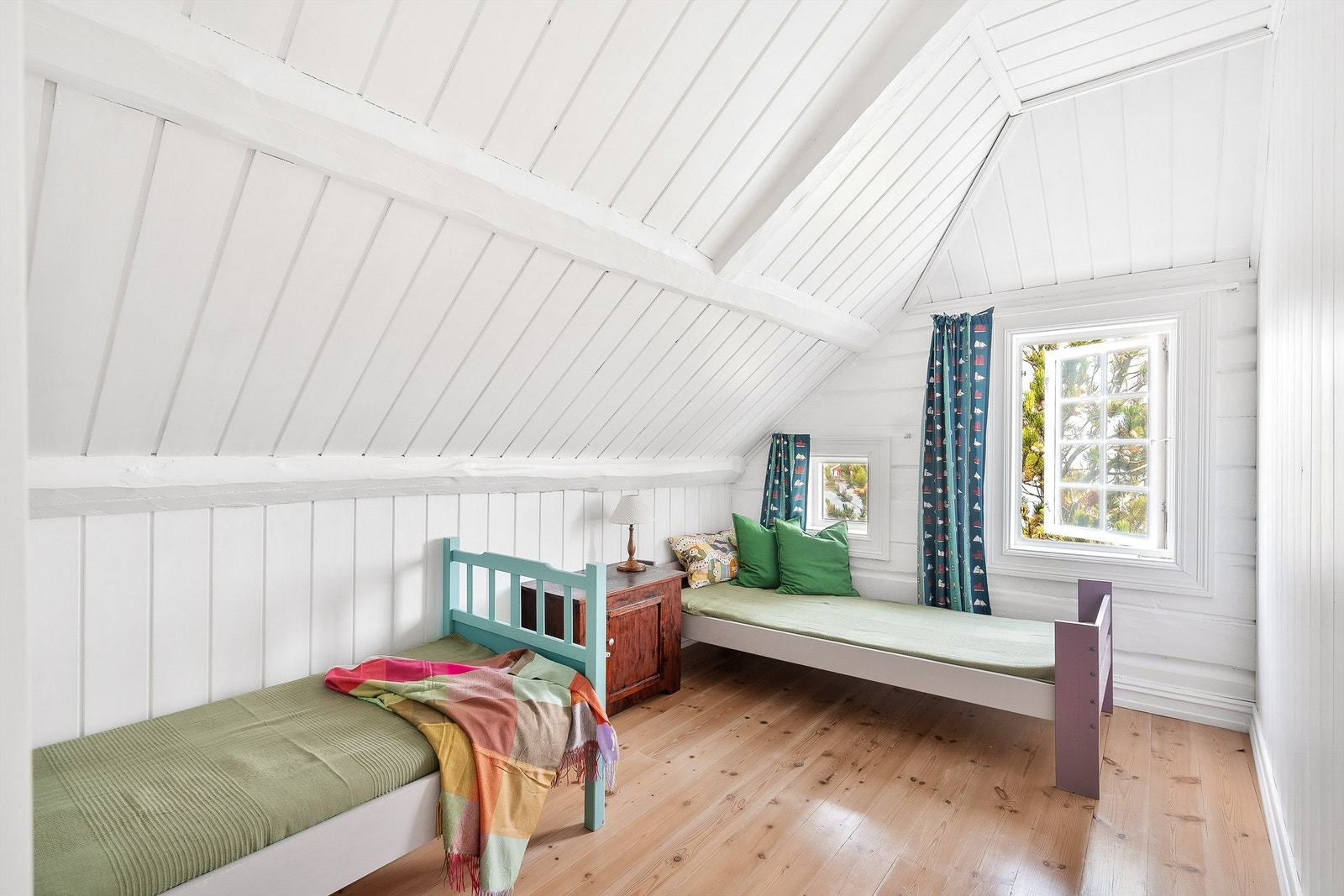 To svært lyse og trivelige innredede rom benyttes som soverom. Galleribilde