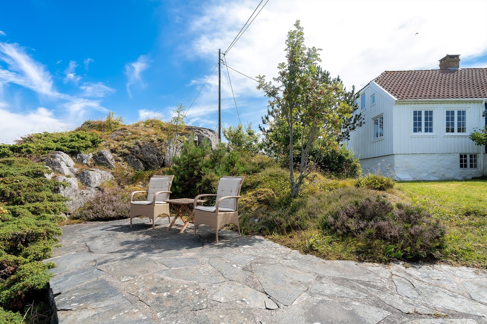 Nydelig sitteplass på fremsiden av huset hvor en sitter svært usjenert til. Galleribilde