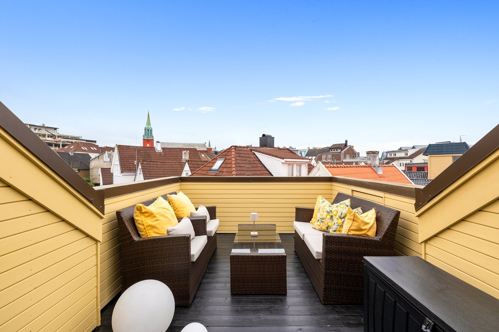 Fra gangen er det utgang til en skjermet balkong som deles med naboen, hvor man kan nyte solen til den går ned. Galleribilde