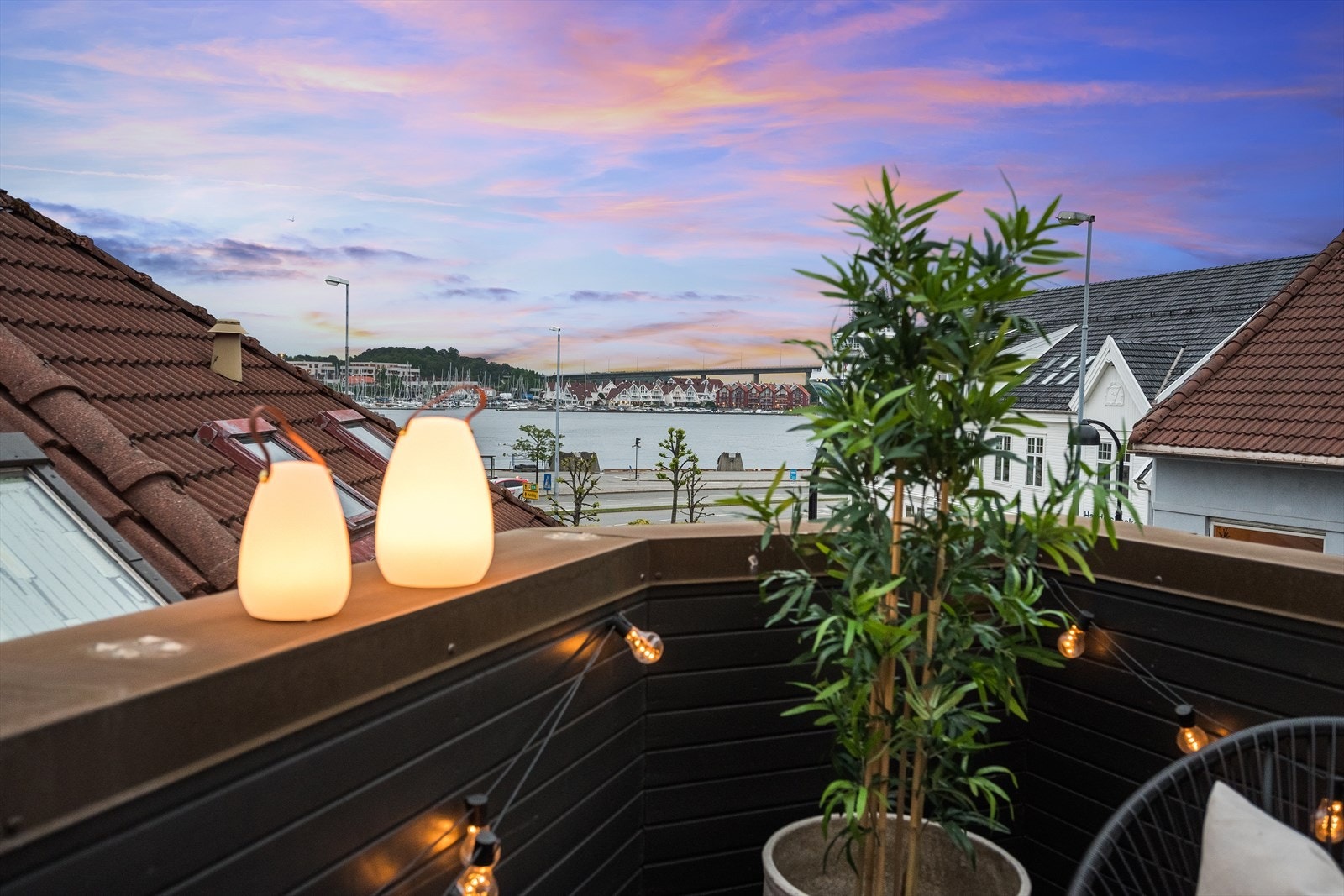 Nydelig balkong tilhørende leiligheten med utsikt mot innseilingen Galleribilde