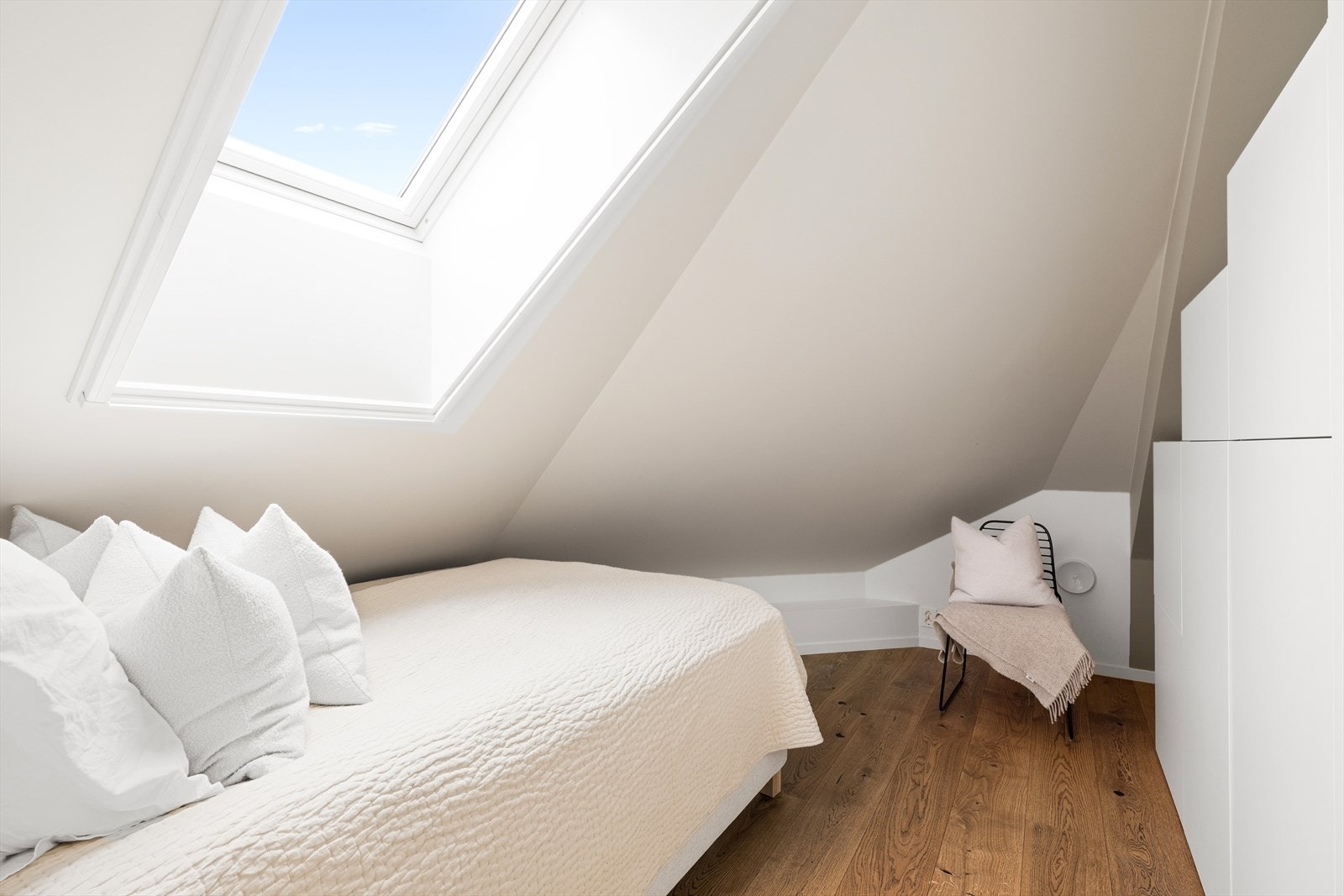 Soverom nr. 2 med garderobeskap som medfølger i handelen. Galleribilde