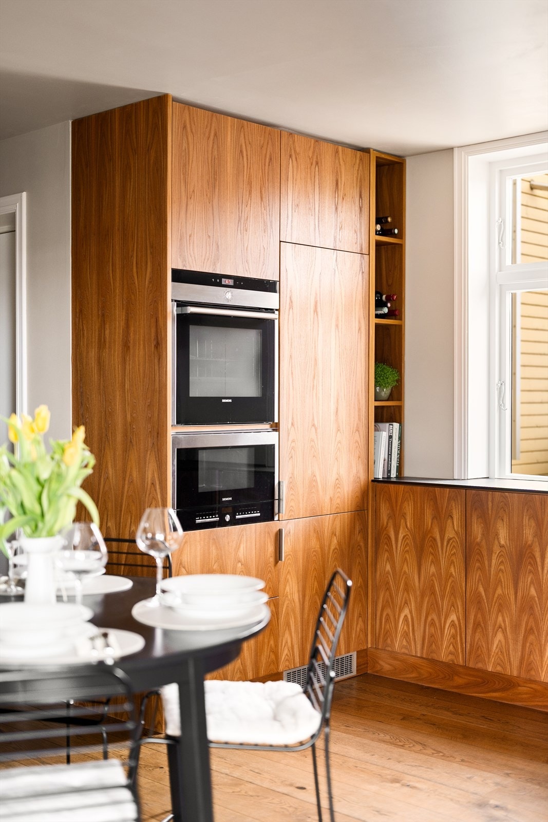 Integrerte hvitevarer inkluderer induksjonstopp, stekeovn, mikrobølgeovn, oppvaskmaskin og kombiskap. Galleribilde