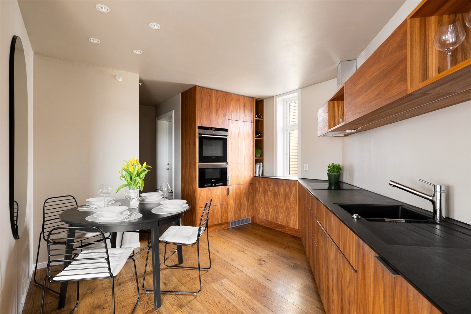 Det stilige kjøkkenet er utført i alm med en sort granitt benkeplate og underlimt stålvask. Galleribilde