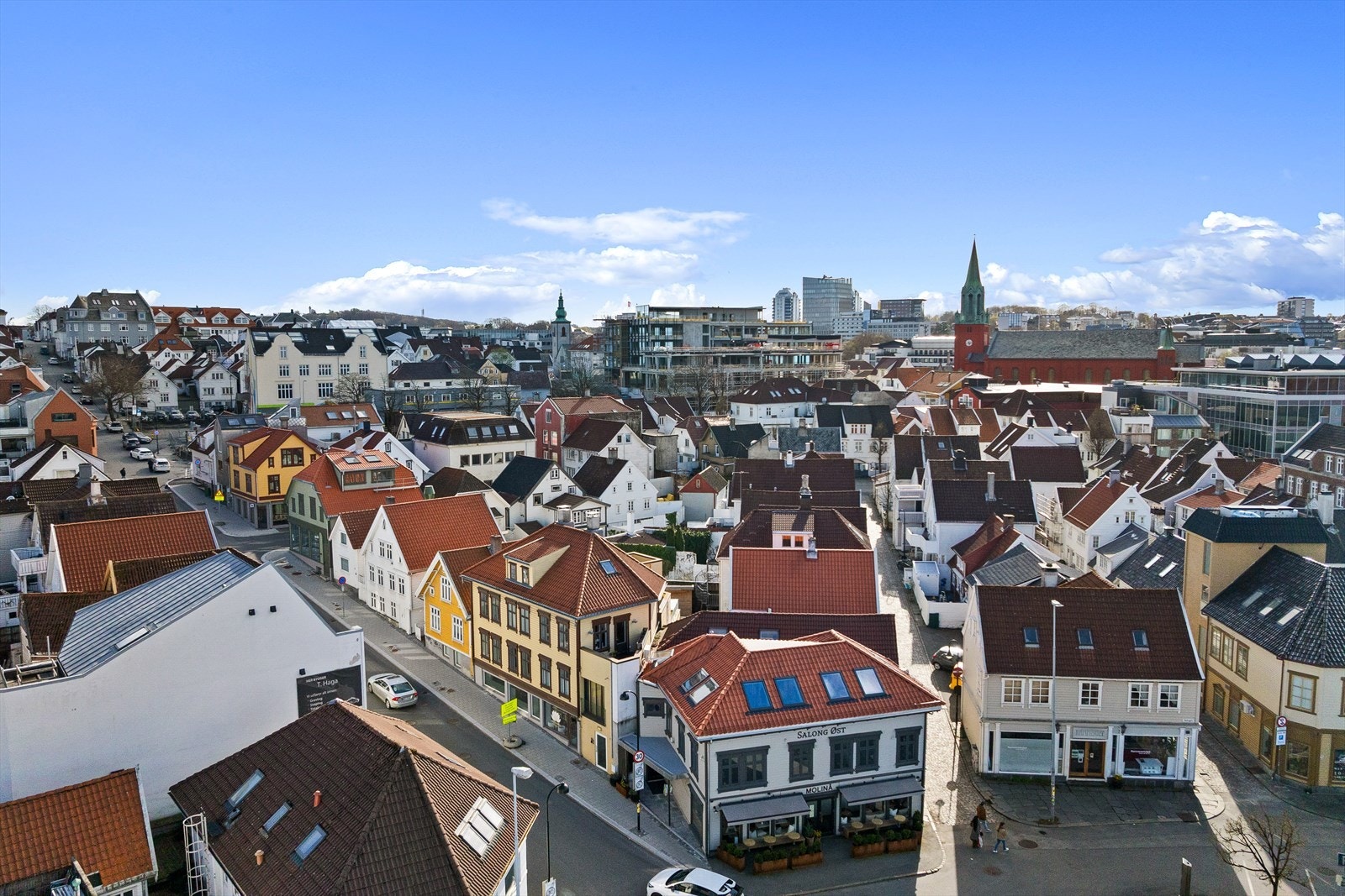 Det er også nærhet til vakre tur- og badeplasser langs fjorden i Østre bydel. Flotte turmuligheter langs sjøen inn Vågen på dager man vil inn til sentrum eller joggetur mot Verven og turstien videre mot Jåttå. Galleribilde